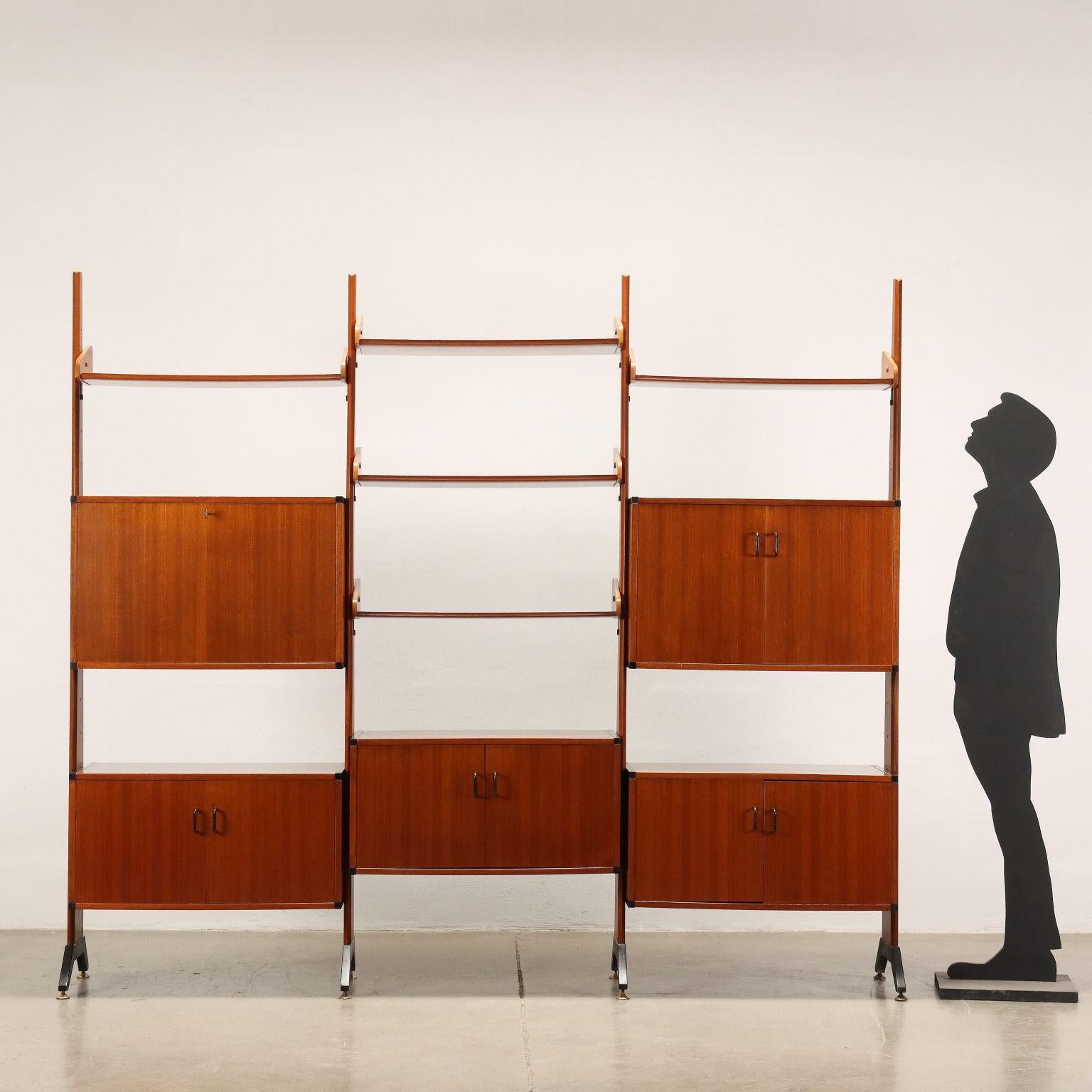 Bookcase with container compartments with hinged and flap door openings, open shelves with adjustable positions. Teak veneered wood, enamelled metal profiles.