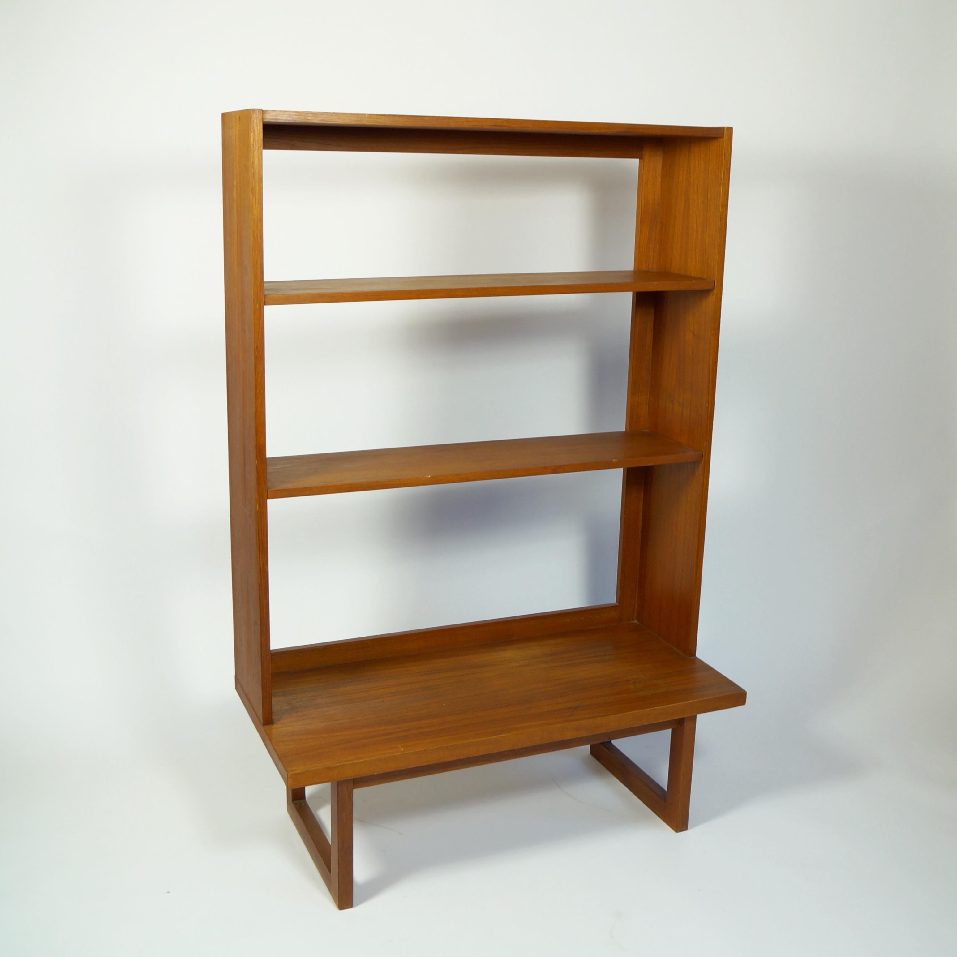 This teak bookshelf is part of Formula series that Olof Ottelin designed for Keravan Puusepäntehdas in 1960s. The Formula range includes a variety of furniture combined with a similar leg structure.
 




   