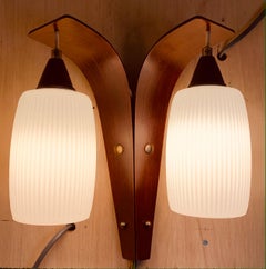 Appliques murales en teck, laiton et double abat-jour en verre blanc côtelé opaque des années 1960
