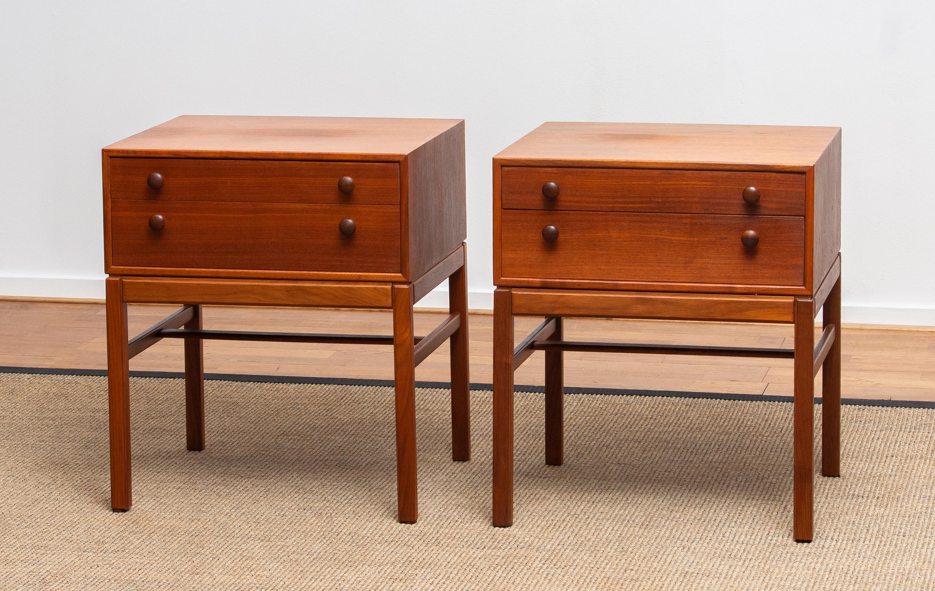 Beautiful set of two teak nightstands - side tables designed by Sven Engström & Gunnar Myrstrand for Tingström Möbelfabriks Sweden.
They are from the flexible 'Casino' collection.
You can lift the top with the two drawers from the stand.
They are