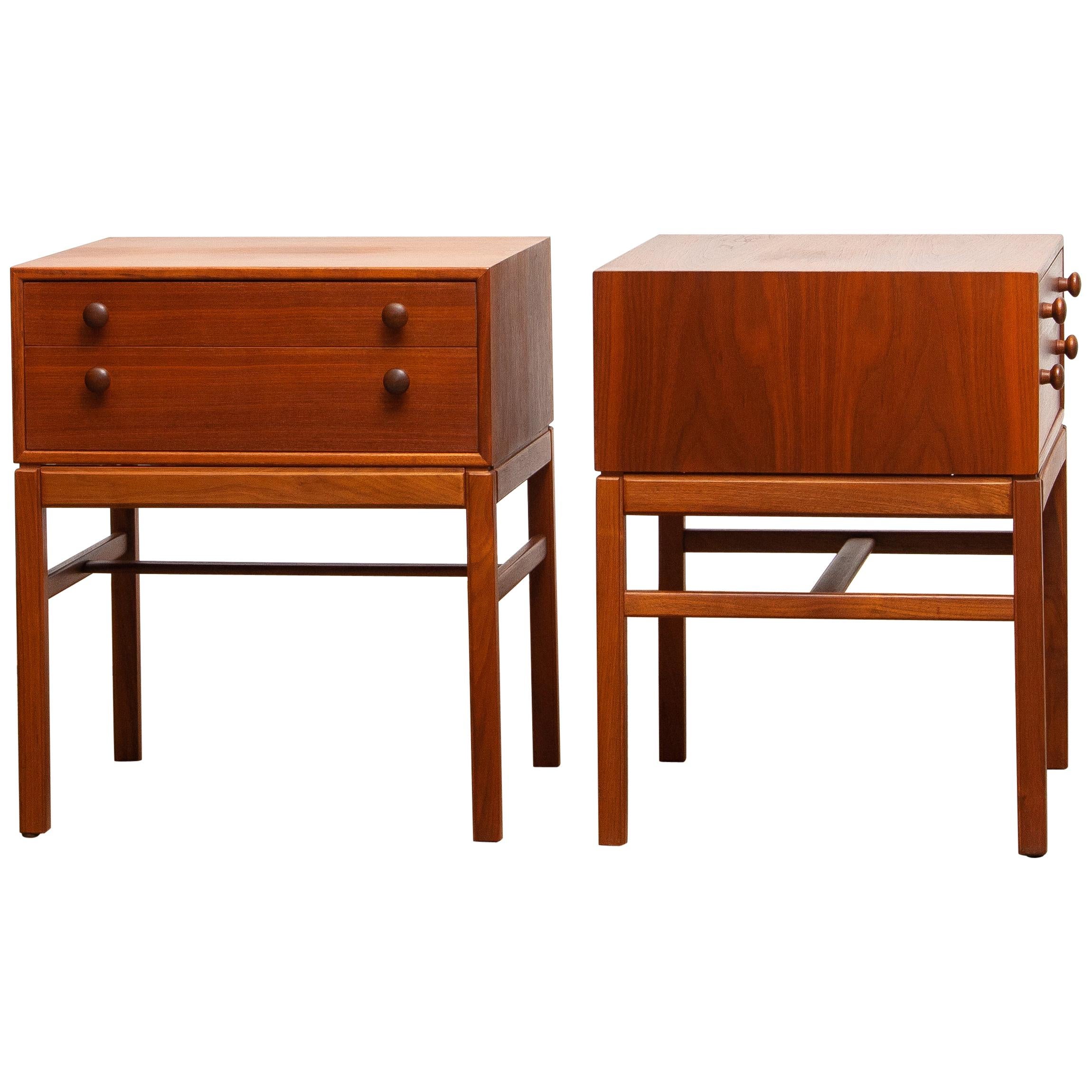 Beautiful set of two teak nightstands, side tables designed by Sven Engström & Gunnar Myrstrand for Tingström Möbelfabriks, Sweden.
They are from the flexible 'Casino' collection.
You can lift the top with the two drawers from the stand.
They are