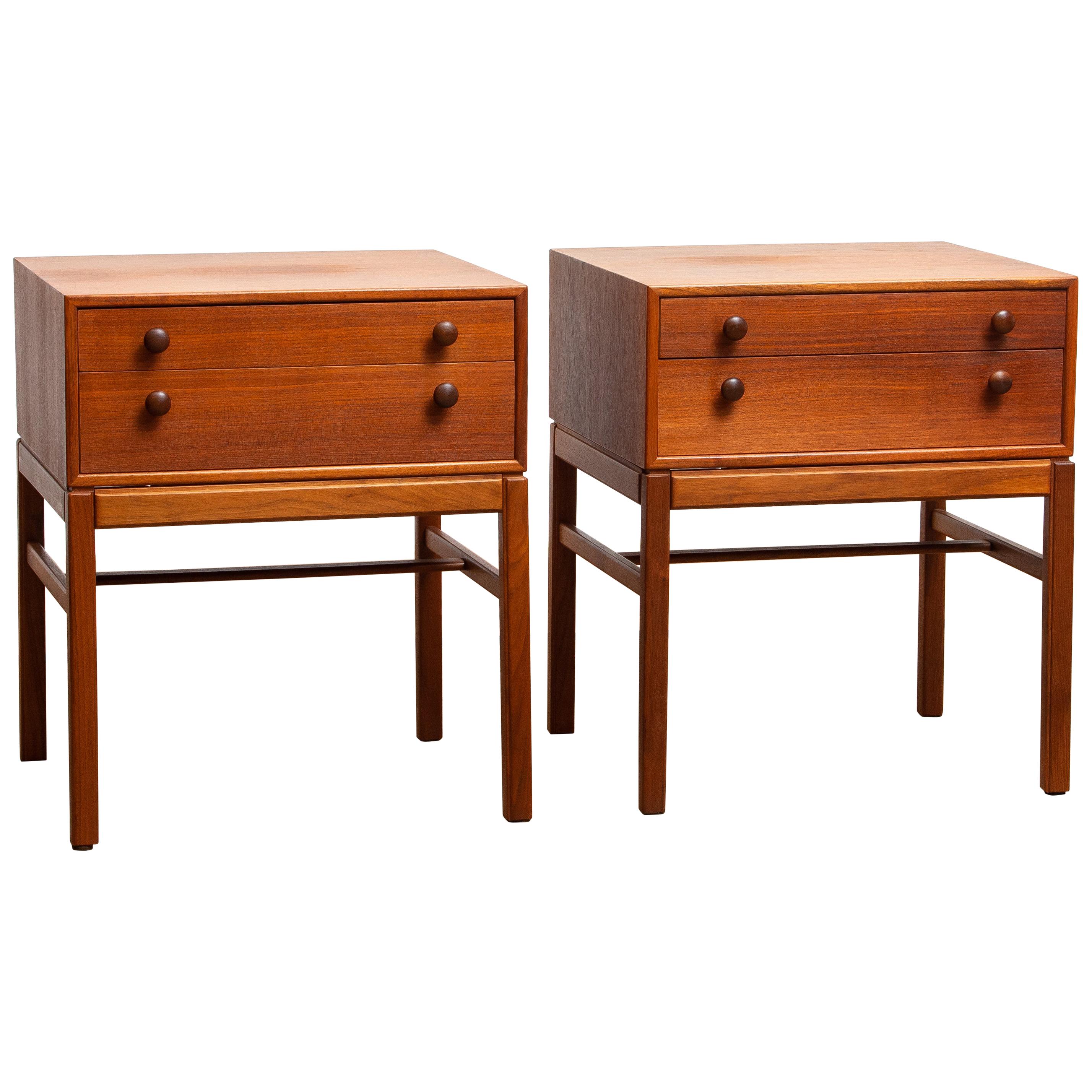 Beautiful set of two teak nightstands, side tables designed by Sven Engström & Gunnar Myrstrand for Tingström Möbelfabriks, Sweden.
They are from the flexible 'Casino' collection.
You can lift the top with the two drawers from the stand.
They are