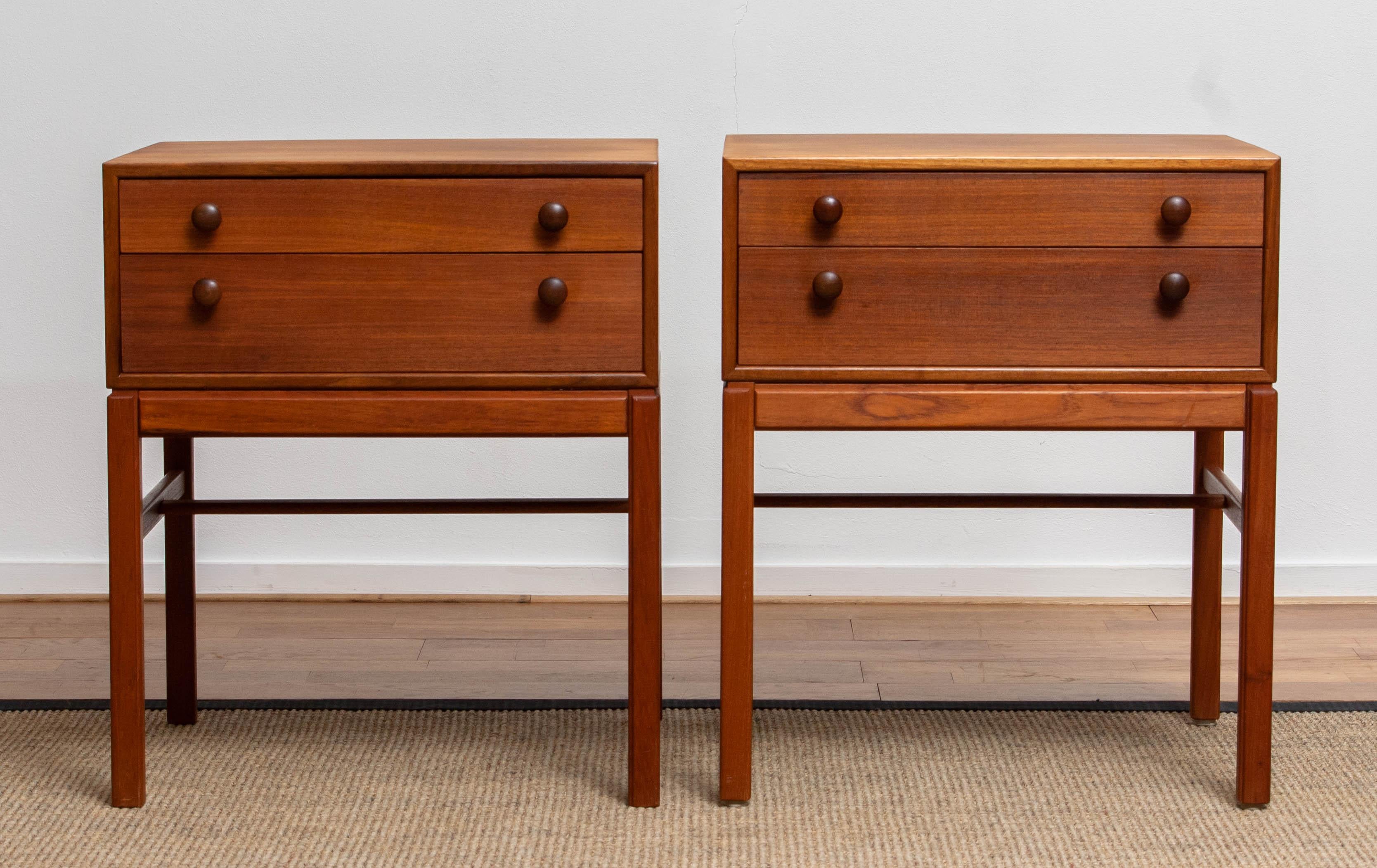 Beautiful set of two teak nightstands, side tables designed by Sven Engström & Gunnar Myrstrand for Tingström Möbelfabriks, Sweden. They are from the flexible 'Casino' collection. You can lift the top with the two drawers from the stand. They are in