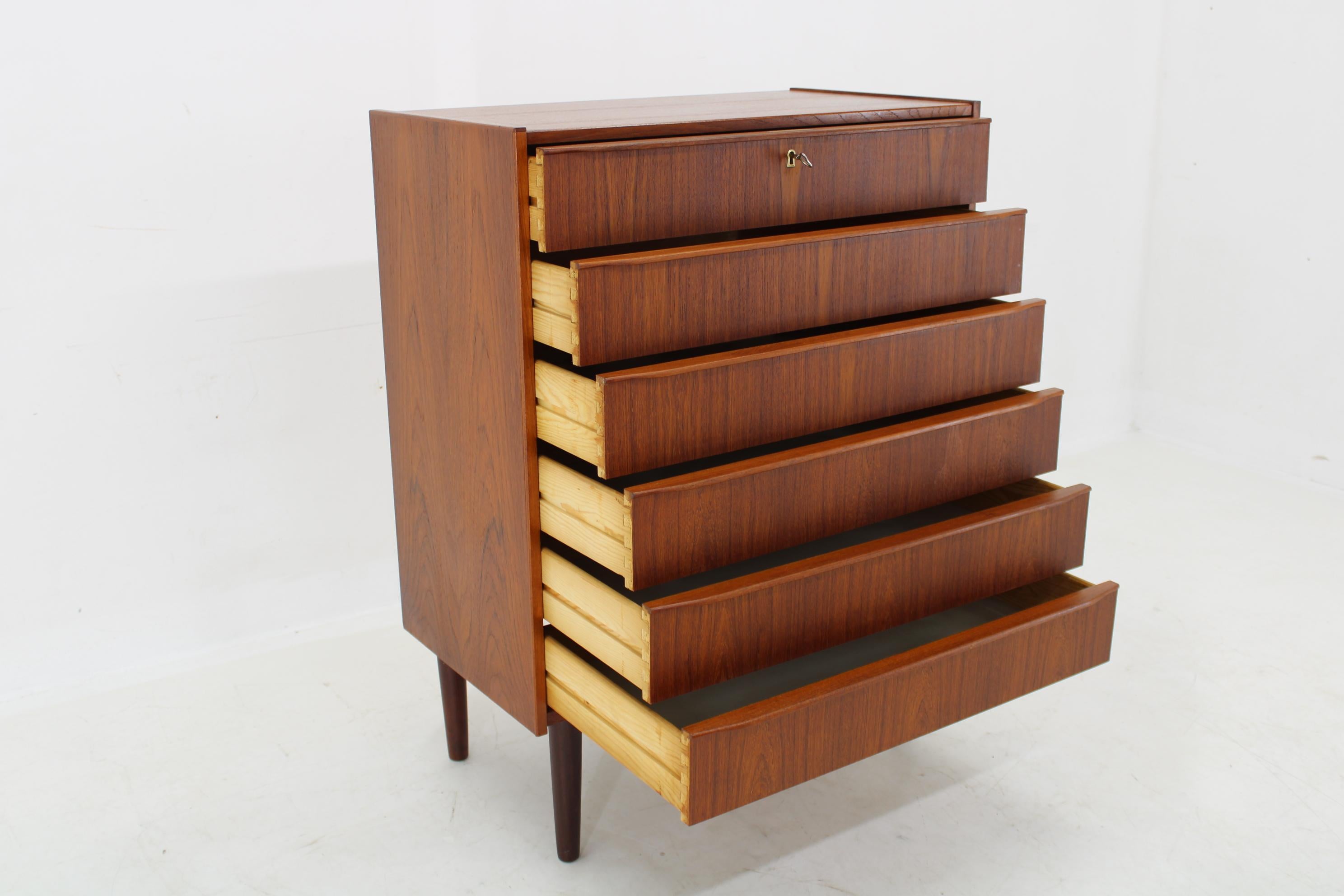 1960s Teak Chest of Drawers, Denmark In Good Condition For Sale In Praha, CZ