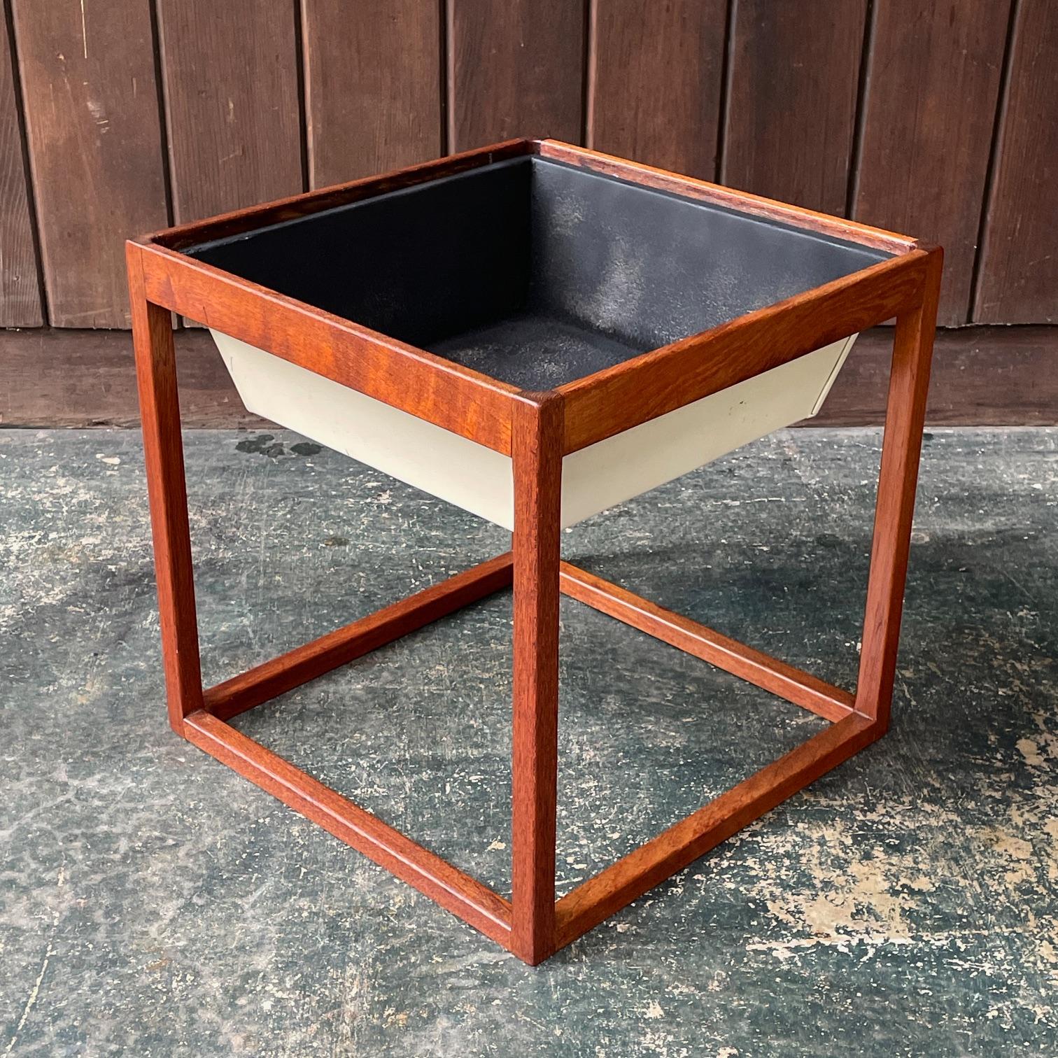 Scandinave moderne 1960s Teck Danish Cube Planter Stand Dish Kjersgaard Vintage Mid-Century en vente