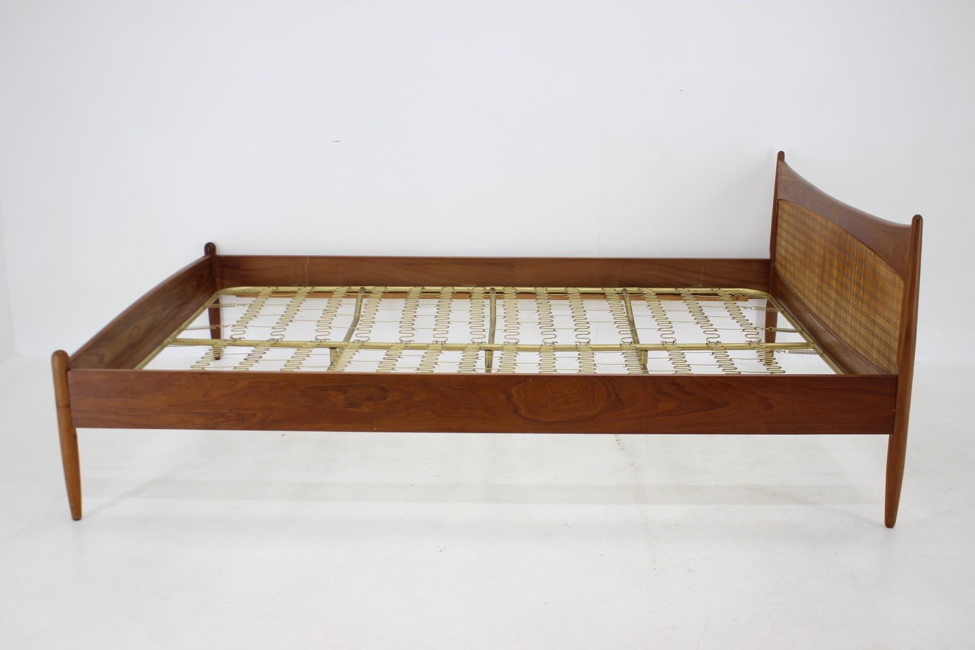 - Good original condition with minor signs of use.
- Mattress 190cm x 140cm
- Can be dismantled.