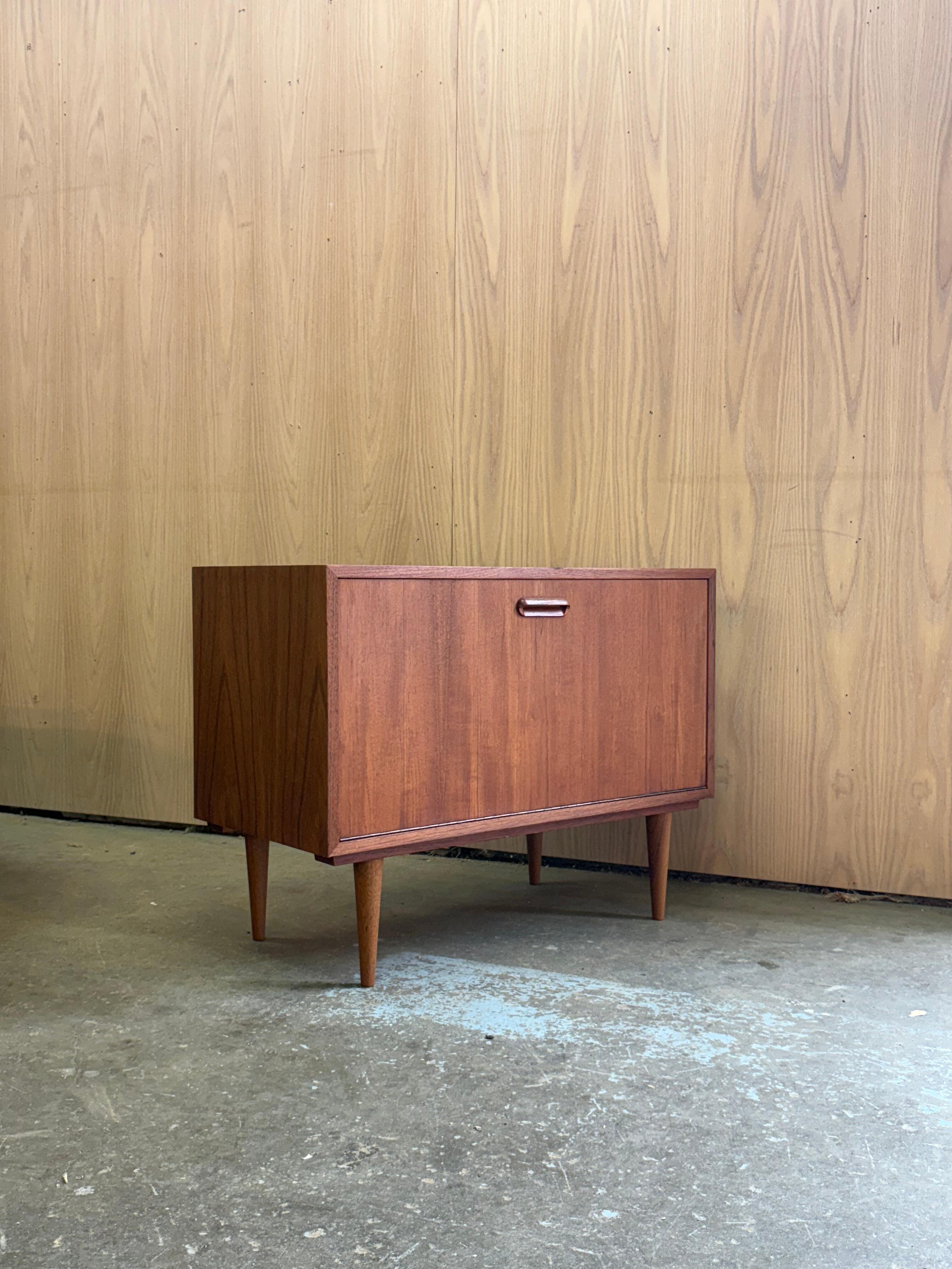 Mid-Century Modern Meuble à disques à abattant en teck des années 1960 en vente