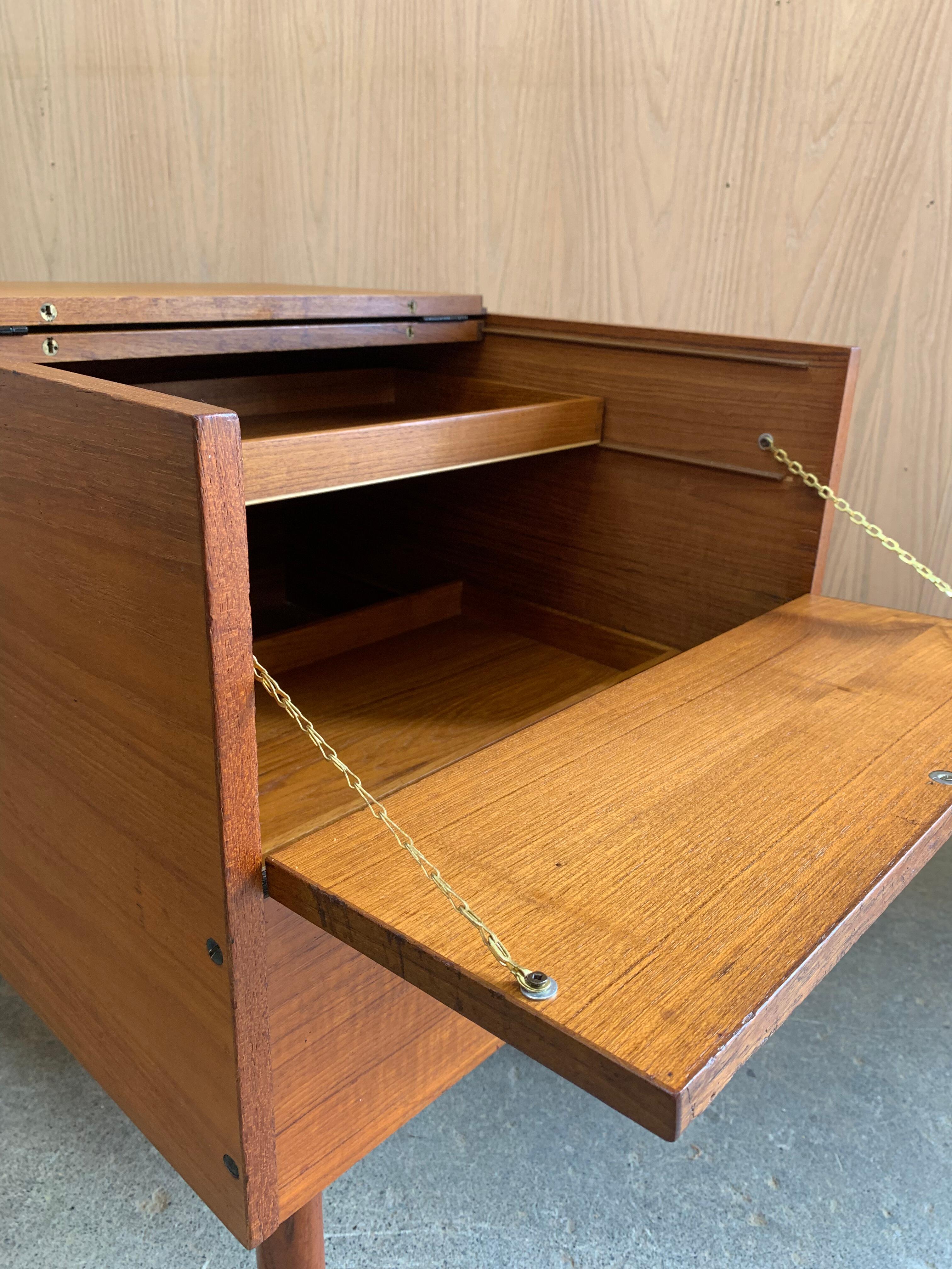 Mueble bar plegable de teca de los años 60 con ruedas en venta 4