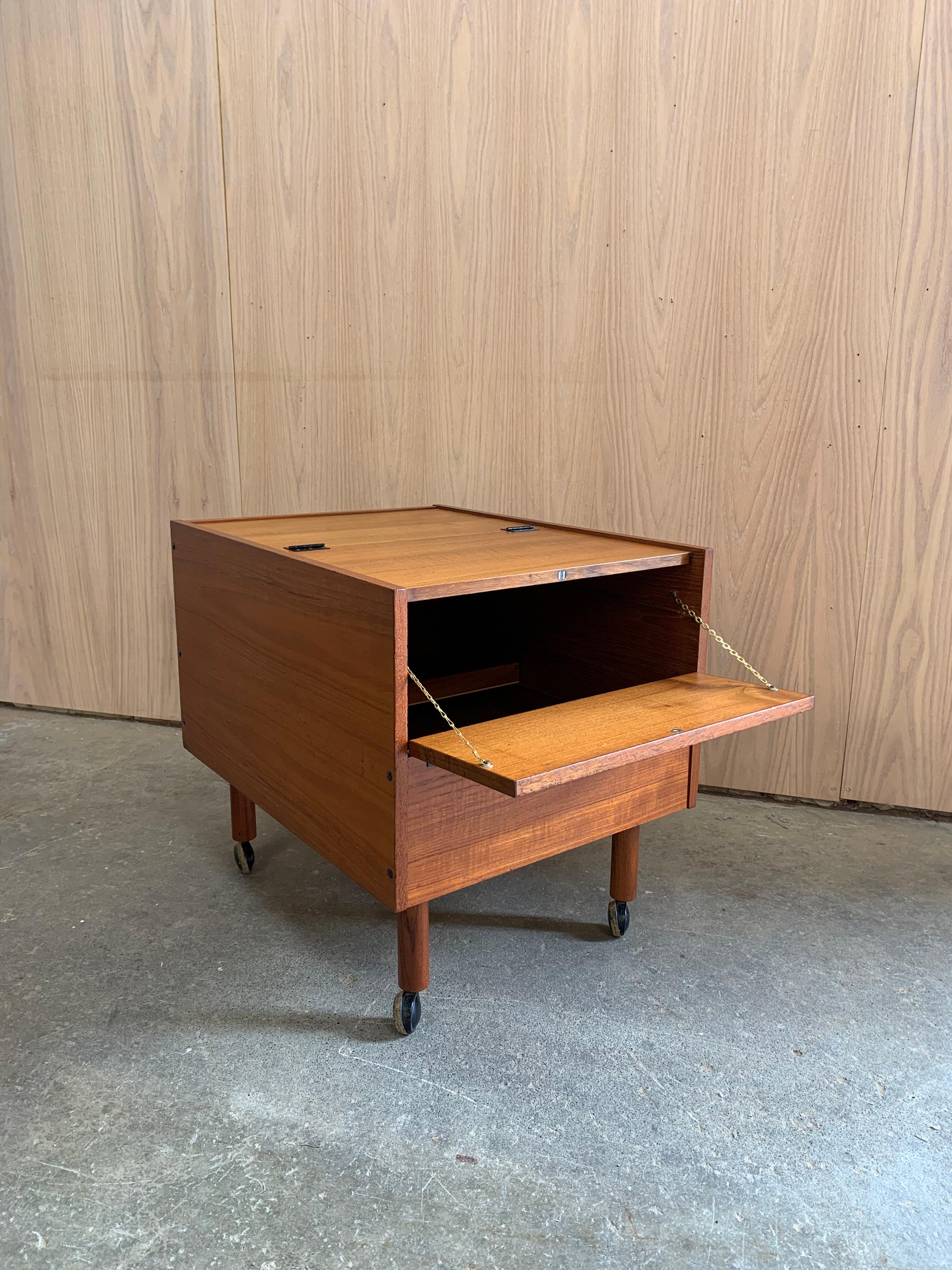 Mueble bar plegable de teca de los años 60 con ruedas en venta 5