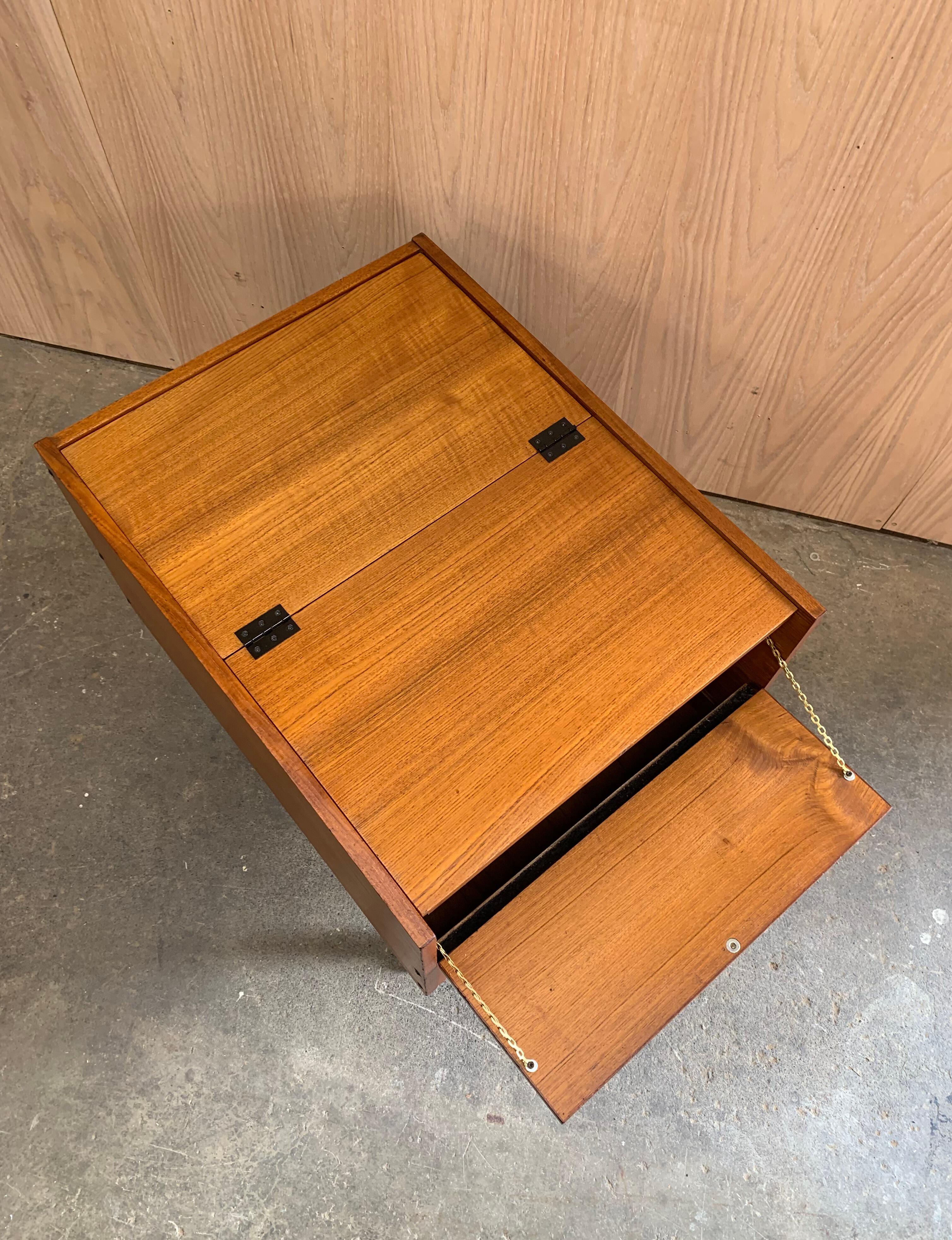 Mueble bar plegable de teca de los años 60 con ruedas en venta 6