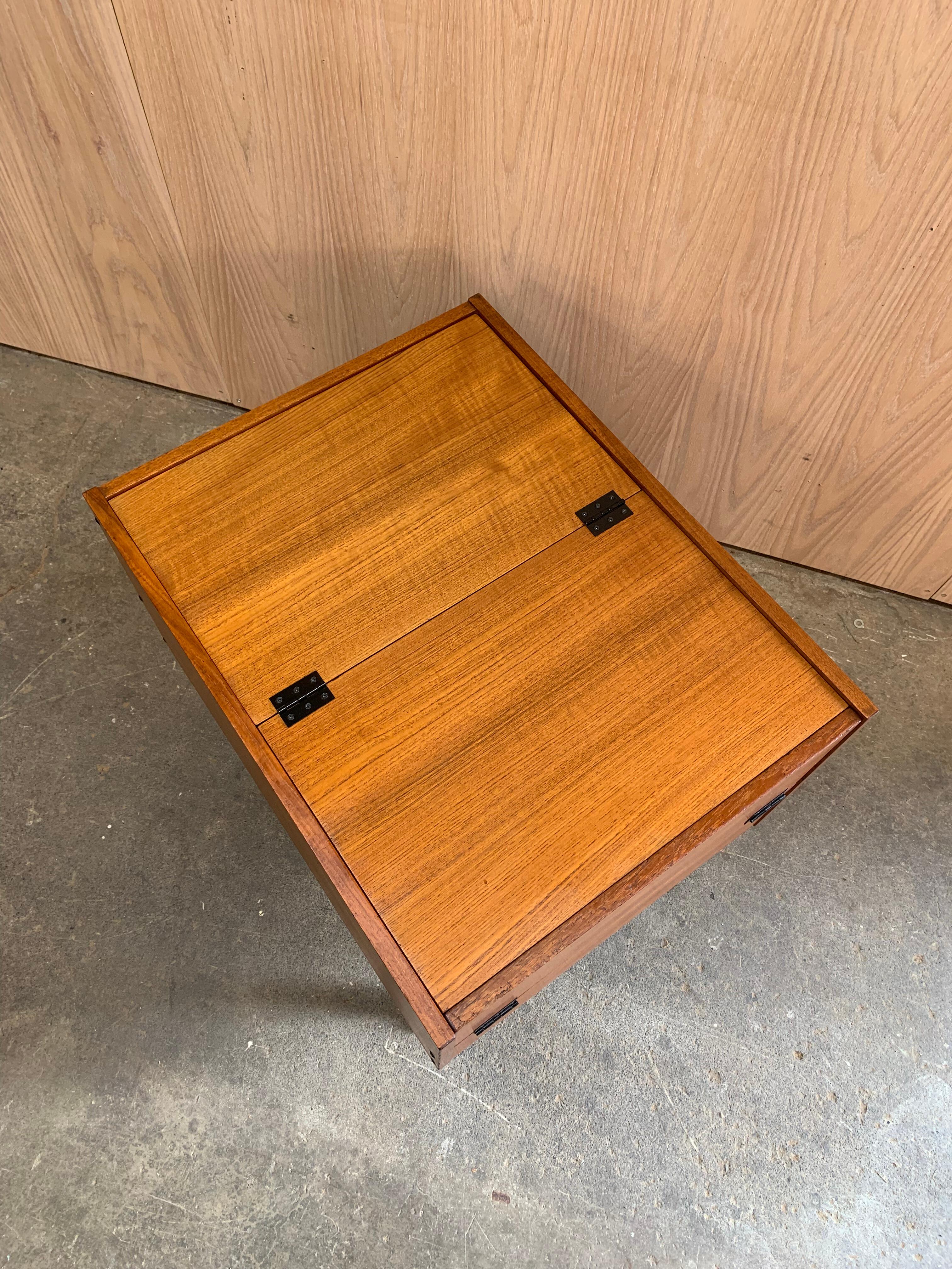 Mueble bar plegable de teca de los años 60 con ruedas en venta 7
