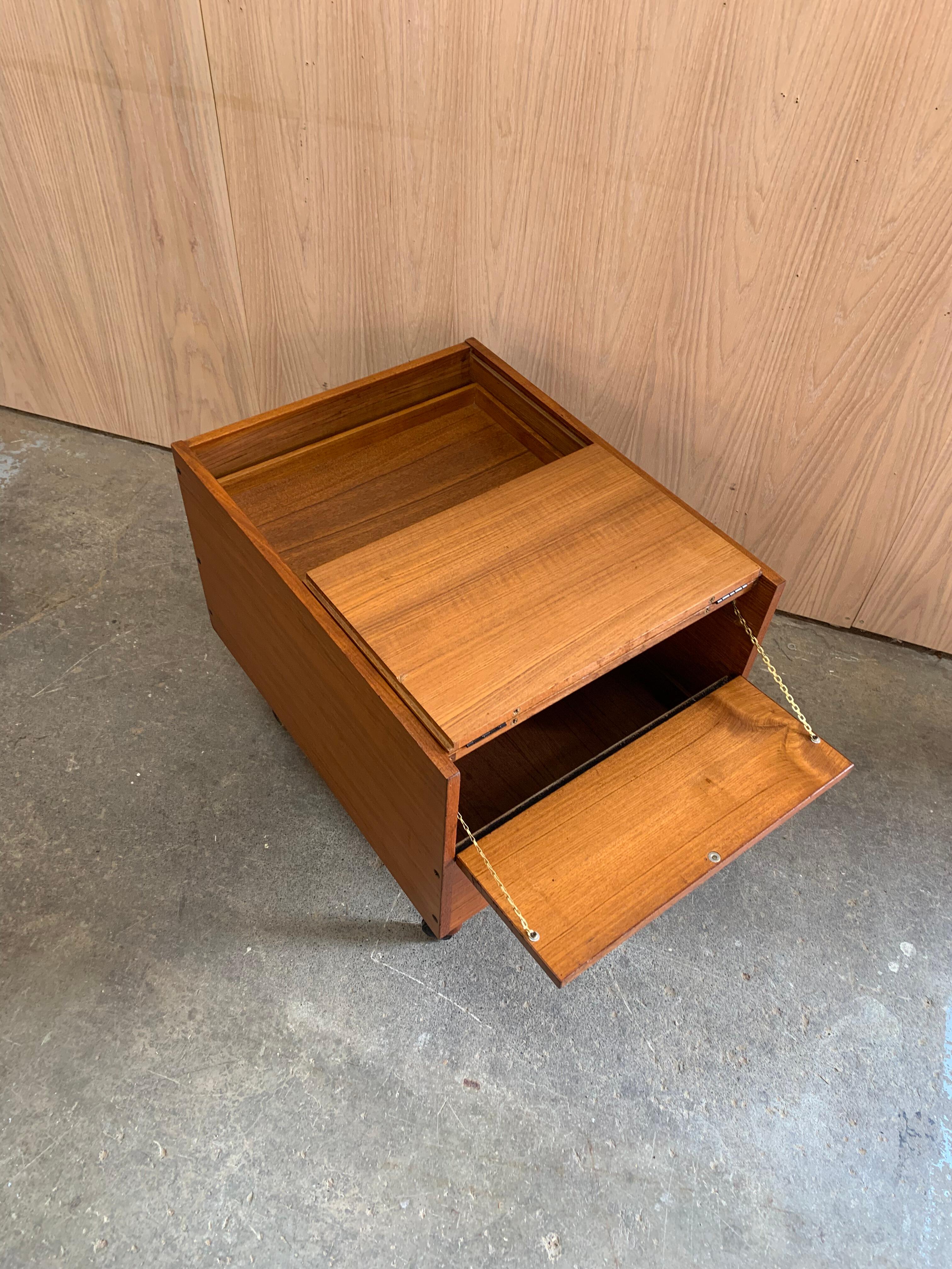 Mueble bar plegable de teca de los años 60 con ruedas en venta 8
