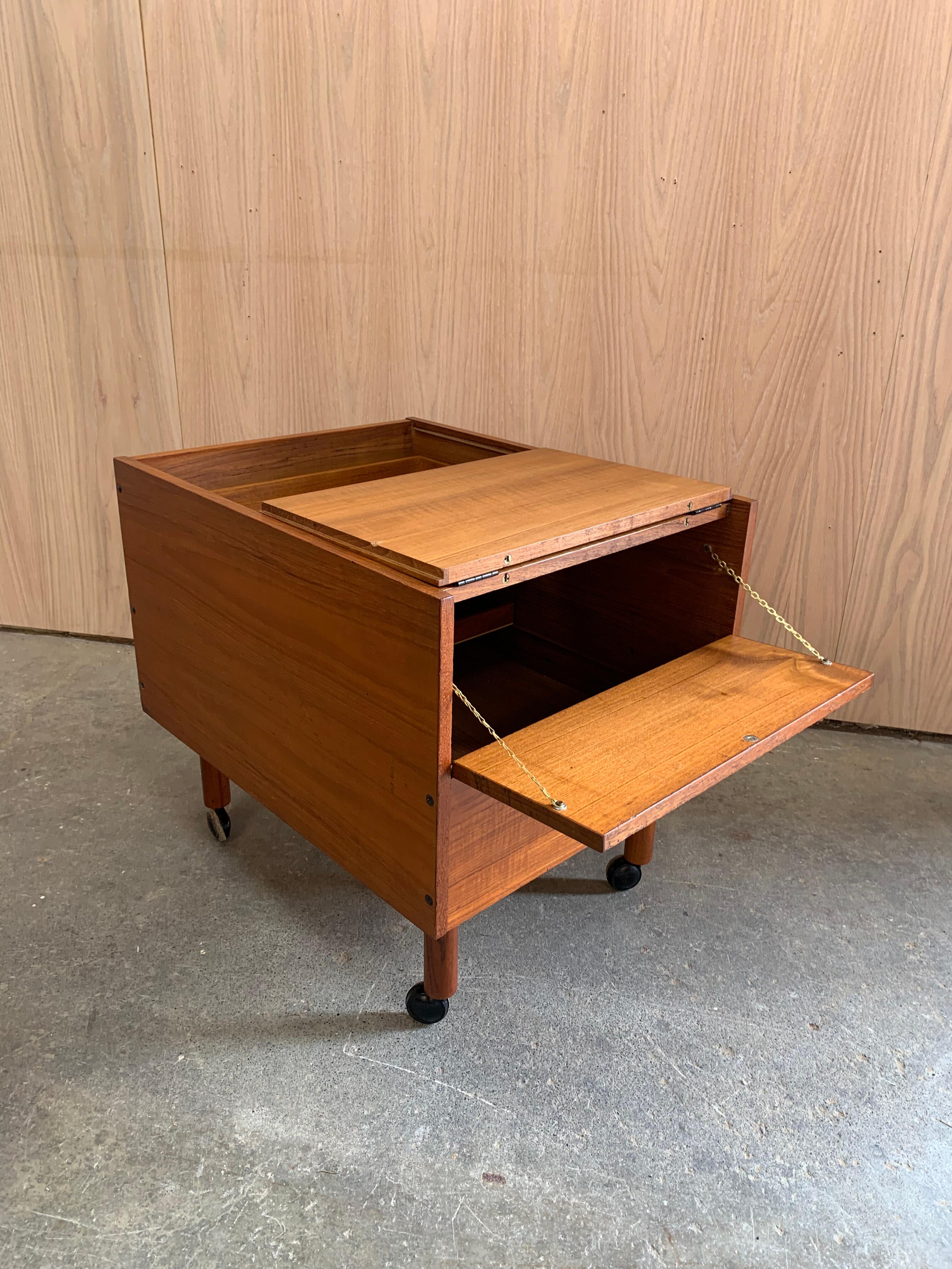Mueble bar plegable de teca de los años 60 con ruedas en venta 9