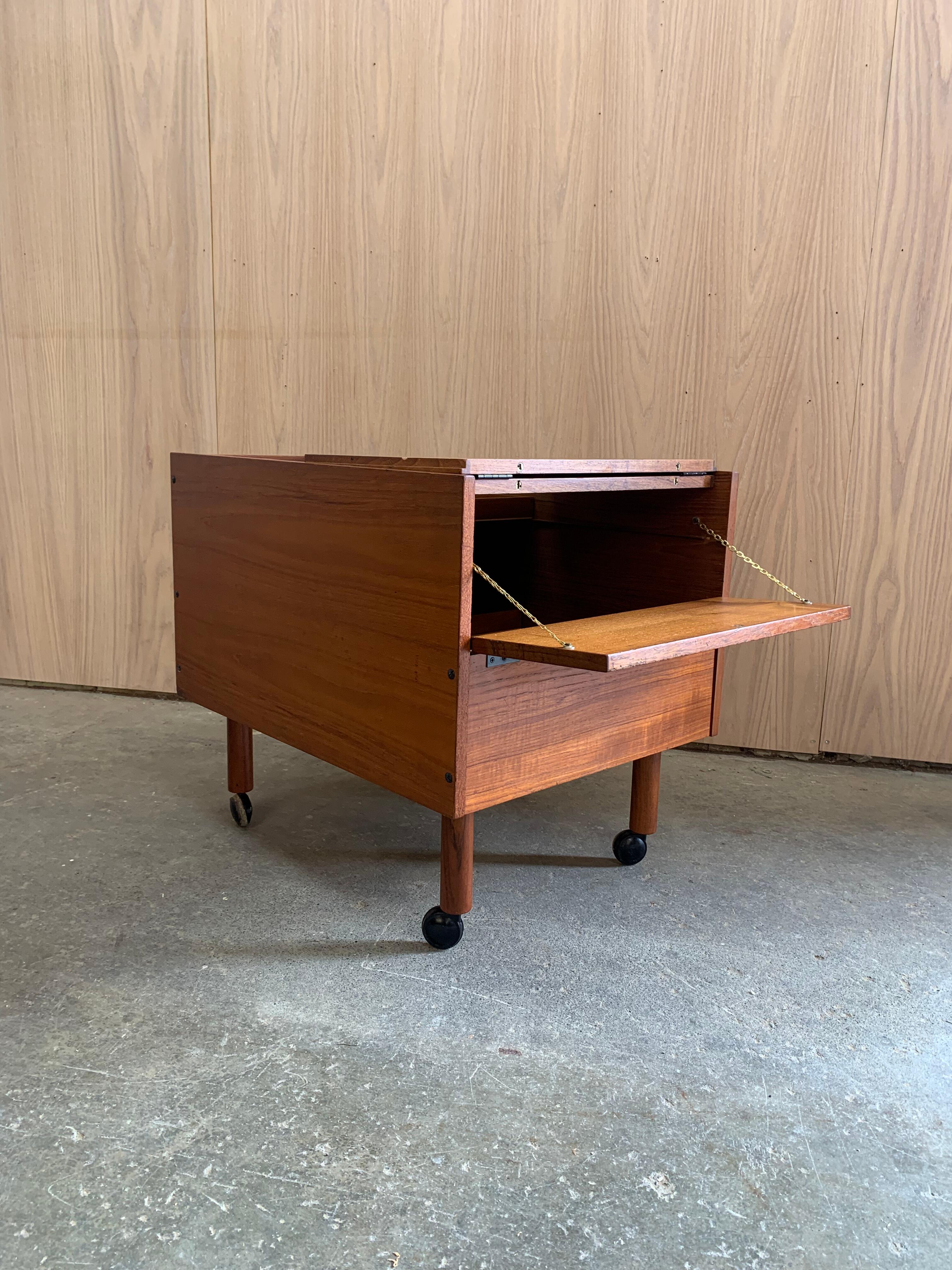 Mueble bar plegable de teca de los años 60 con ruedas en venta 10