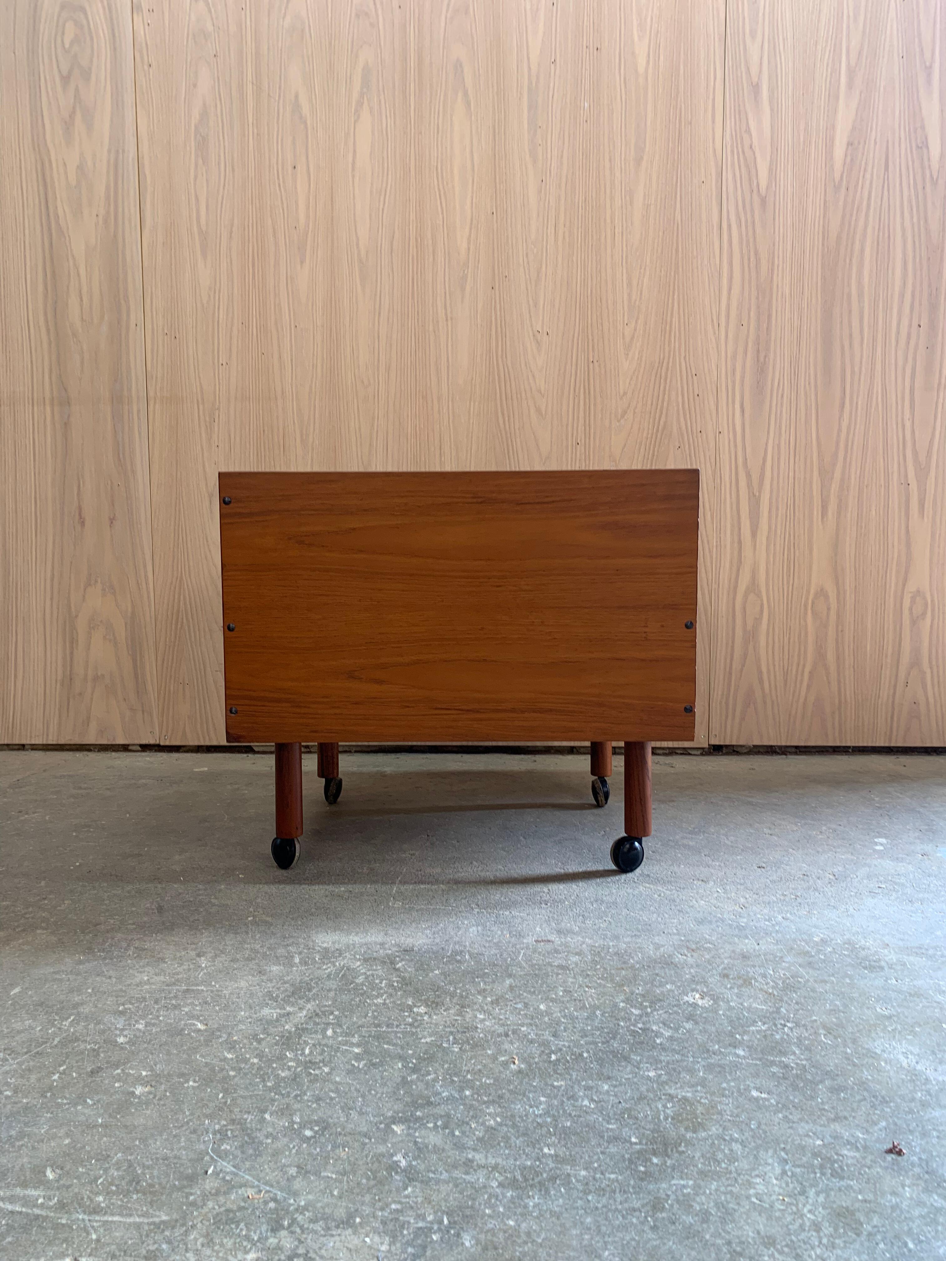 Mueble bar plegable de teca de los años 60 con ruedas en venta 11
