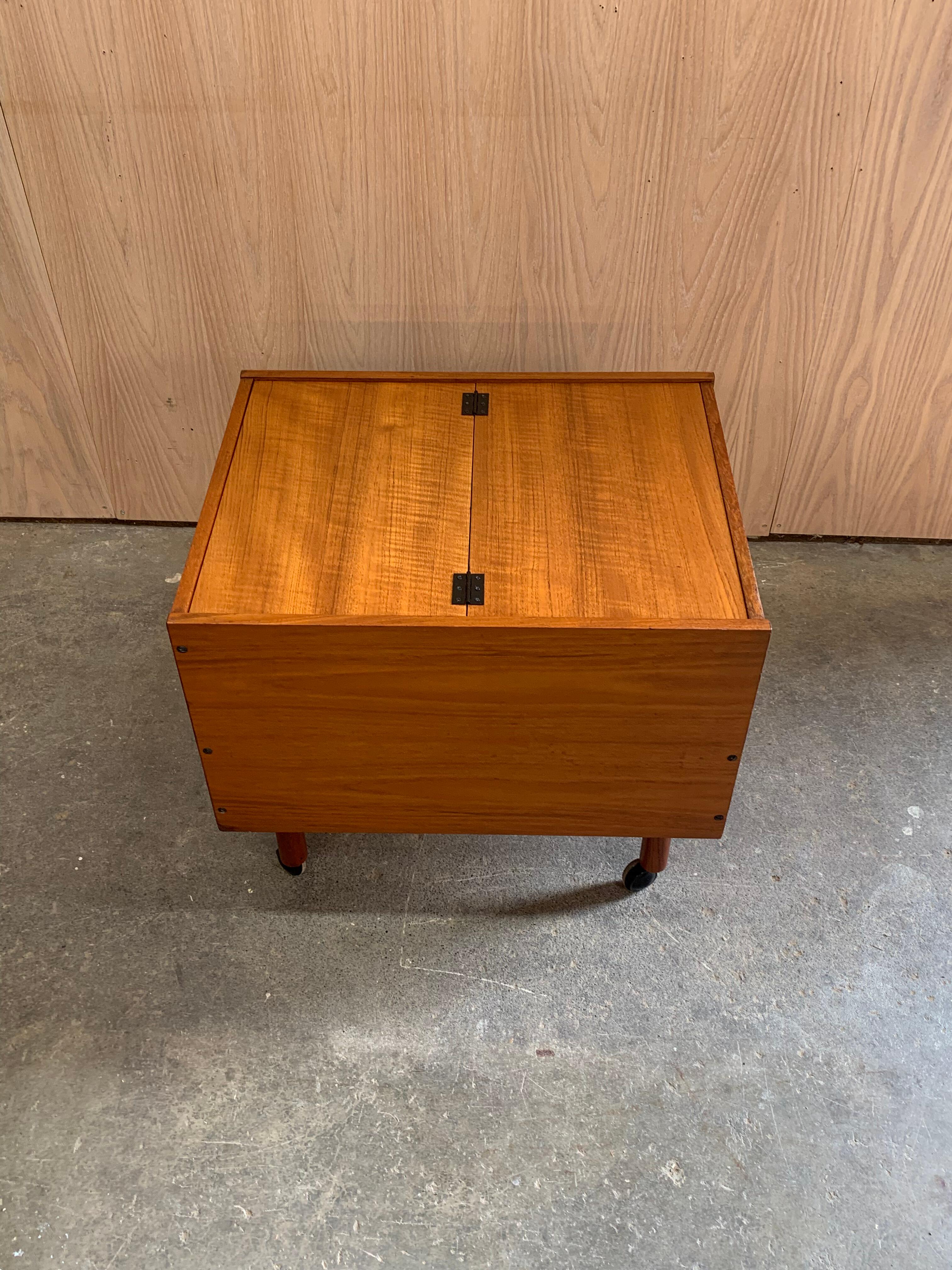 Mueble bar plegable de teca de los años 60 con ruedas en venta 12