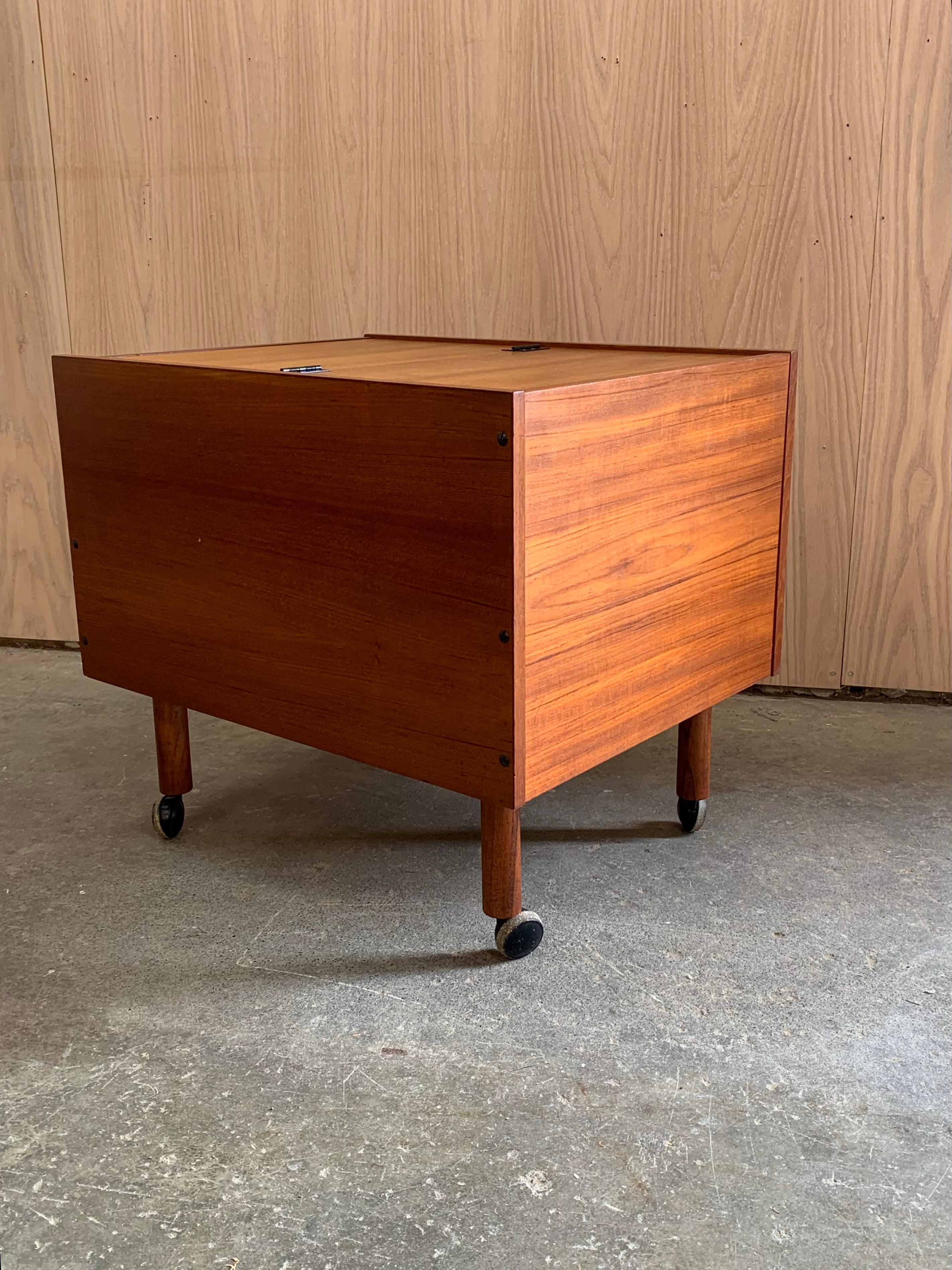 Mueble bar plegable de teca de los años 60 con ruedas Moderno de mediados de siglo en venta