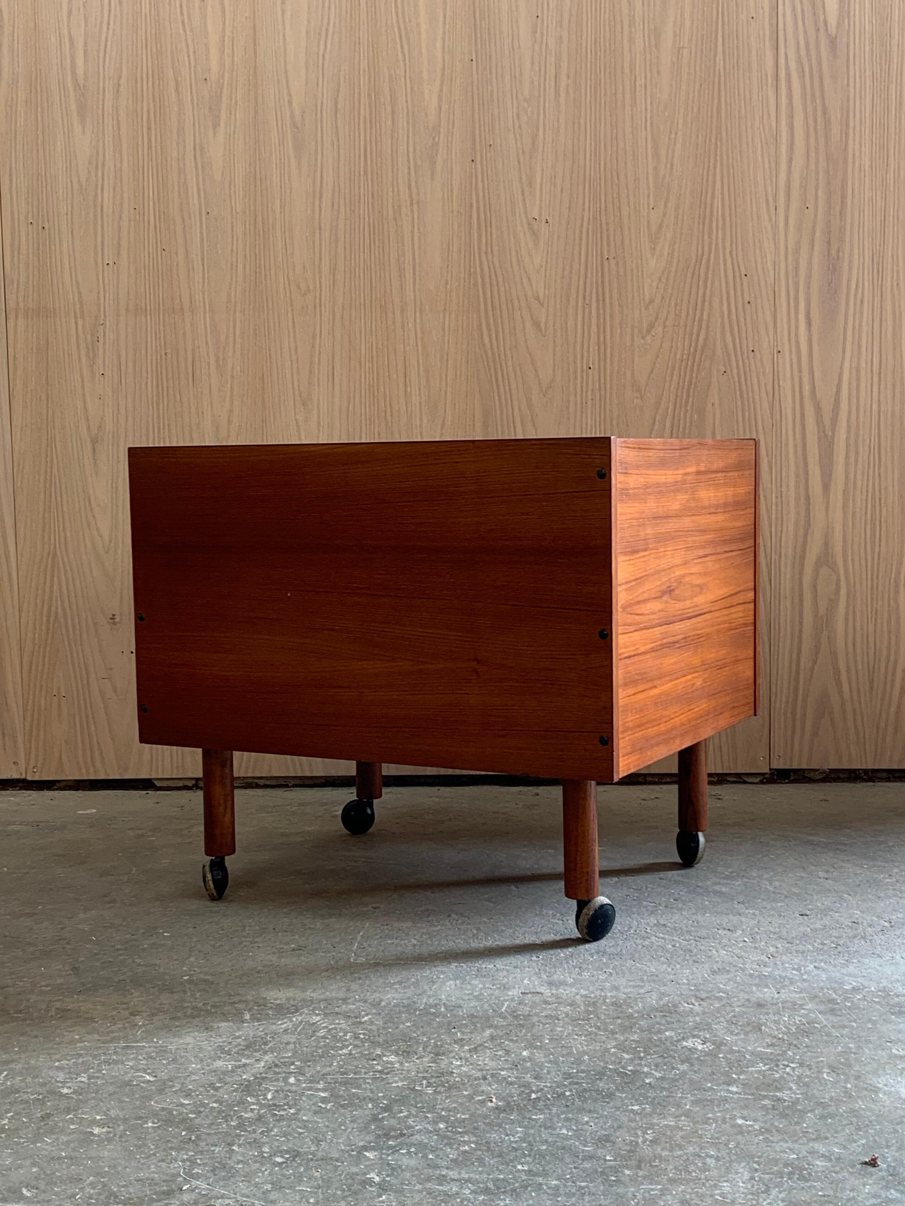 Mueble bar plegable de teca de los años 60 con ruedas en Excelente estado para la venta en Victoria, BC