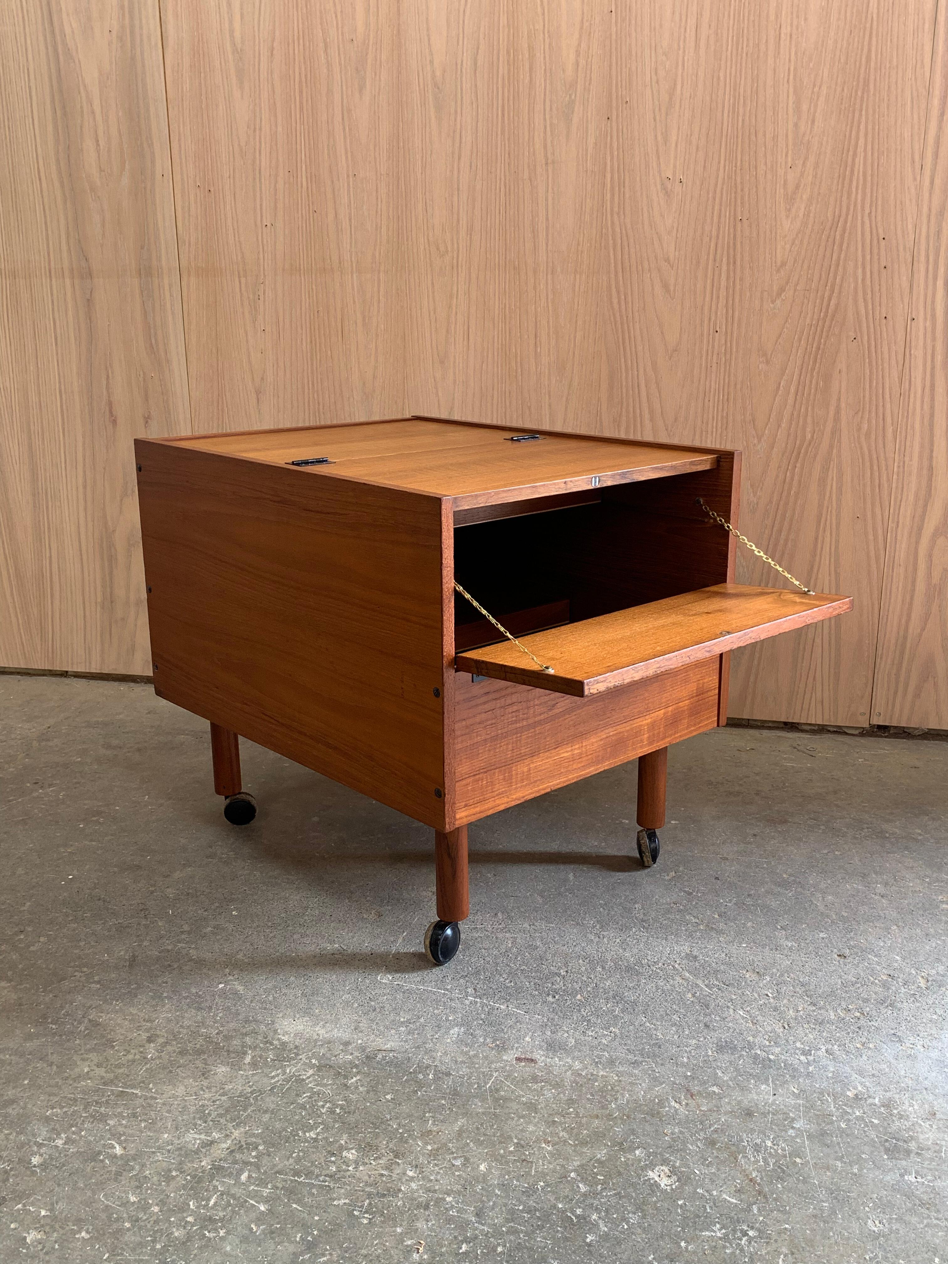 Mueble bar plegable de teca de los años 60 con ruedas mediados del siglo XX en venta
