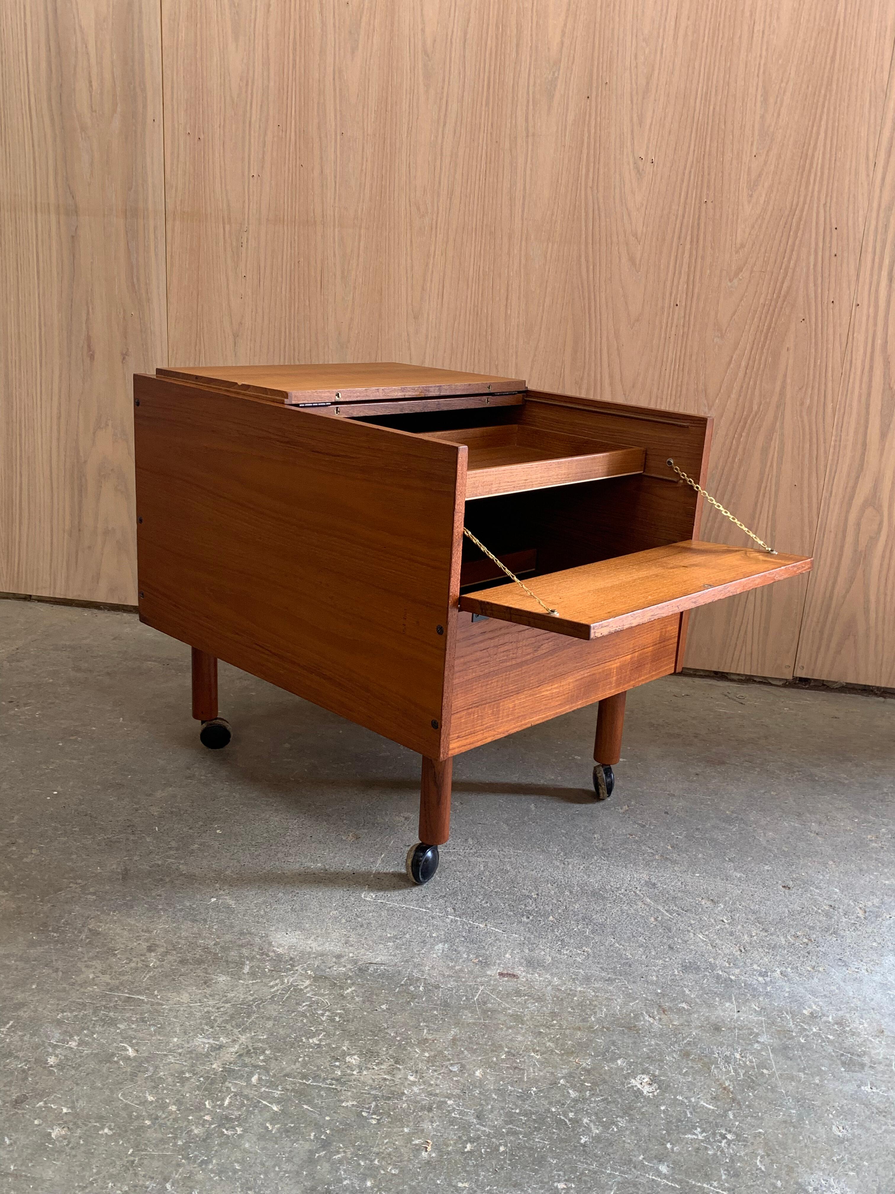 Mueble bar plegable de teca de los años 60 con ruedas Teca en venta