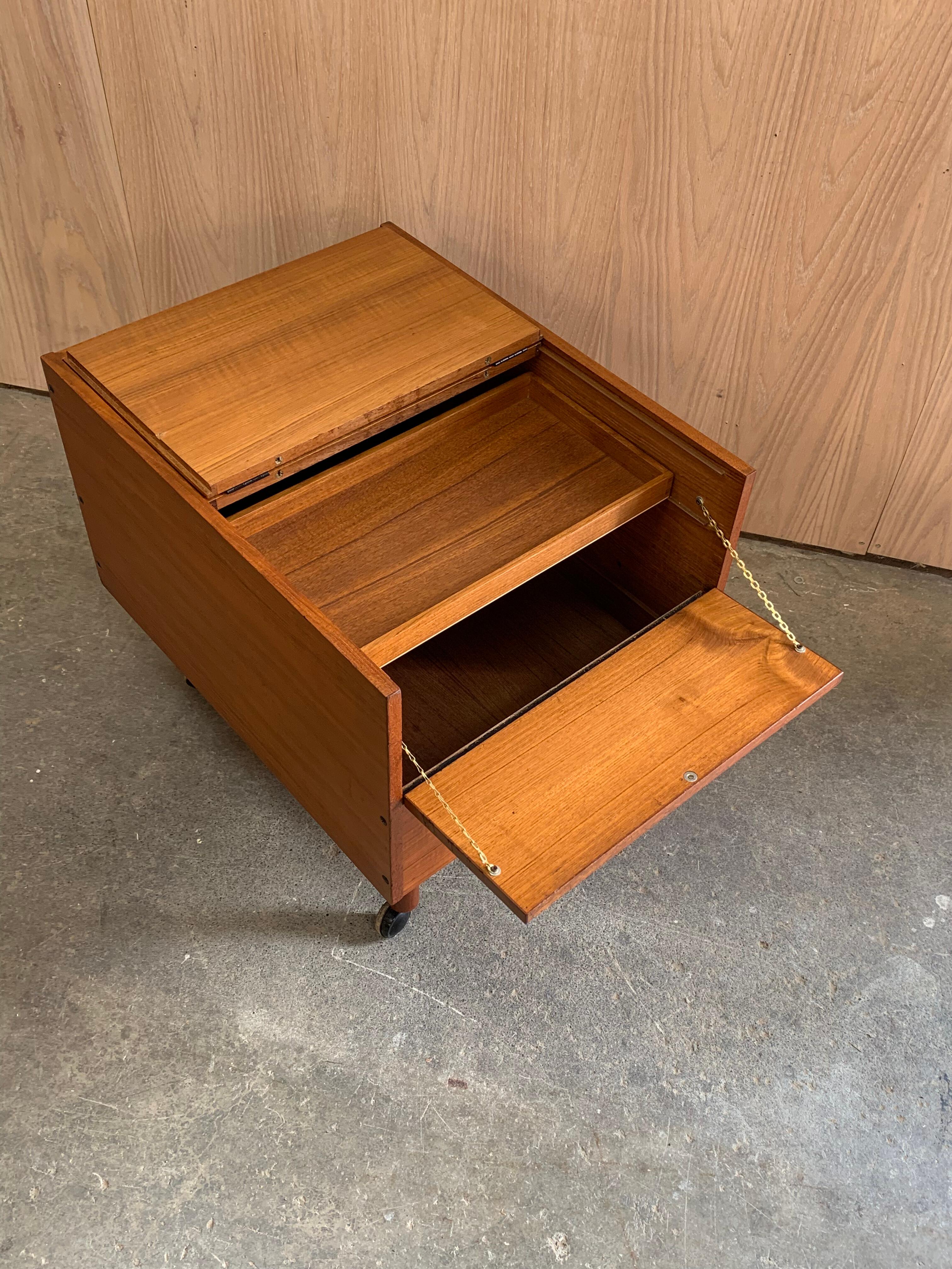 Mueble bar plegable de teca de los años 60 con ruedas en venta 1
