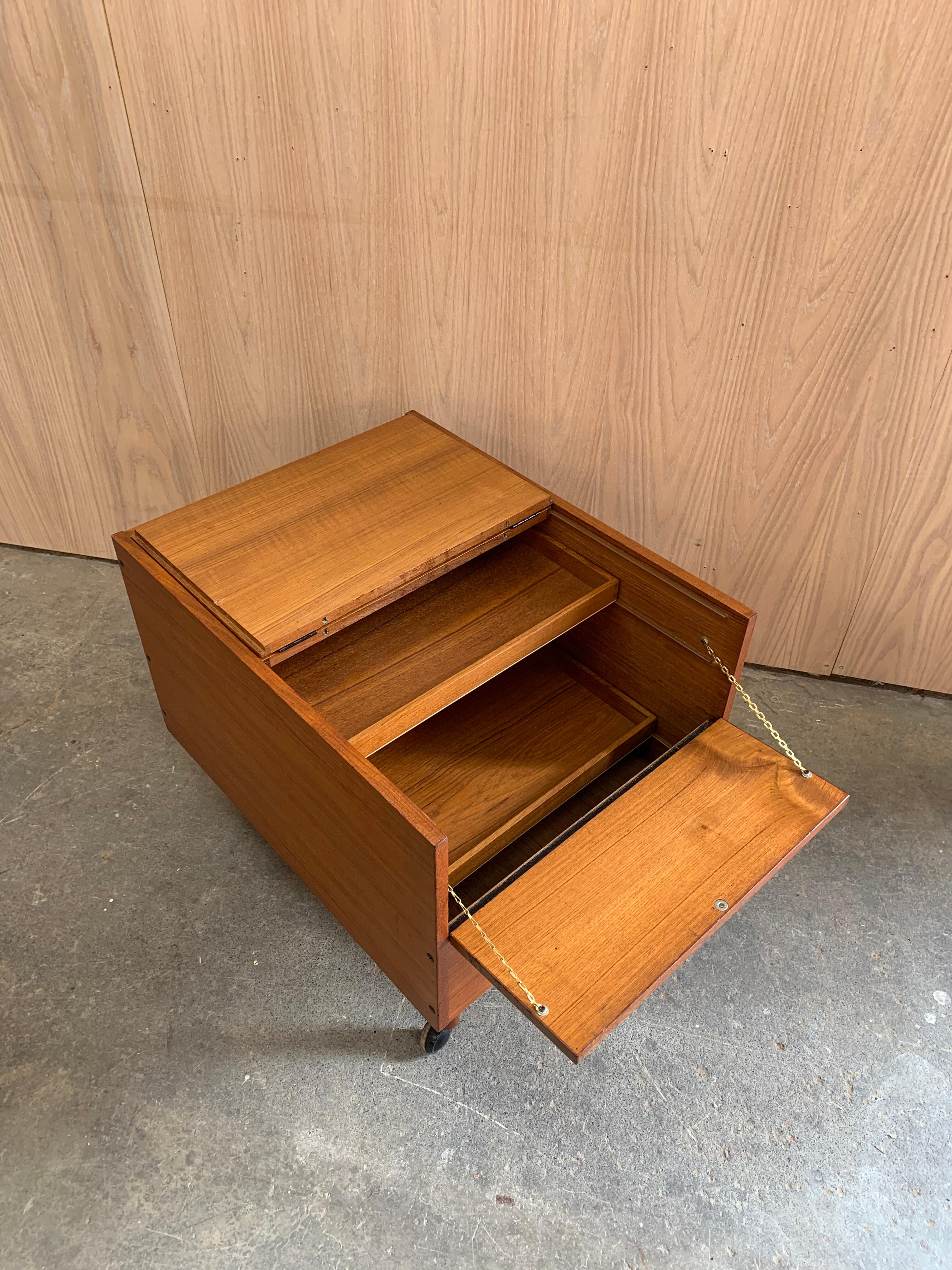 Mueble bar plegable de teca de los años 60 con ruedas en venta 2