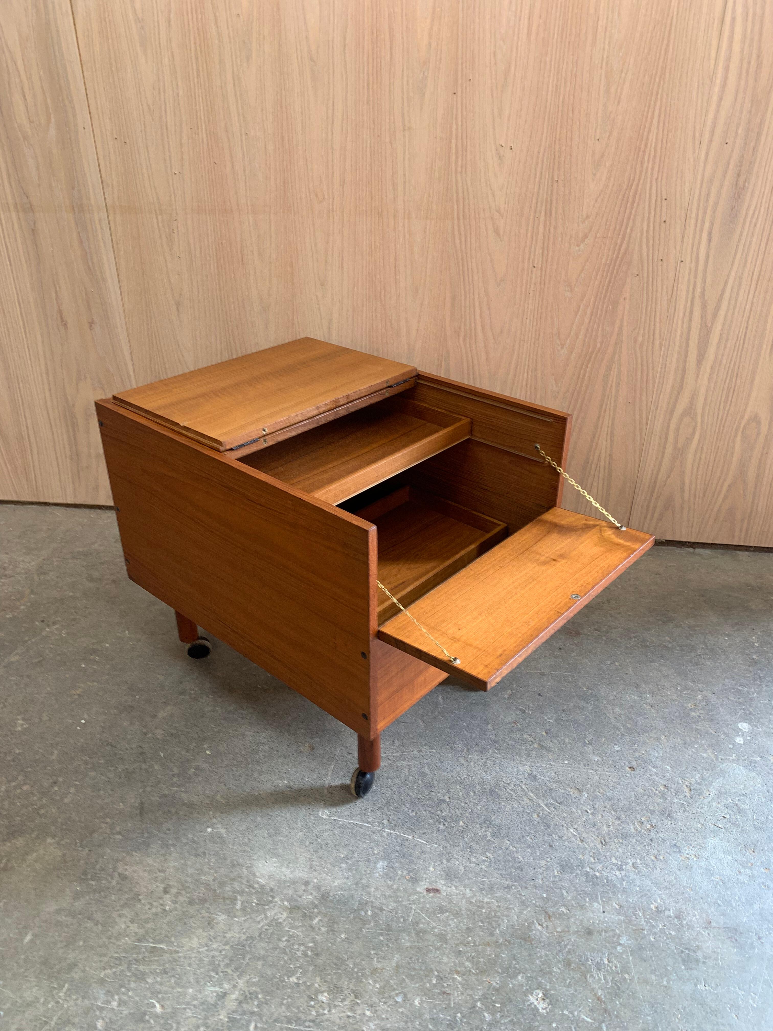 Mueble bar plegable de teca de los años 60 con ruedas en venta 3