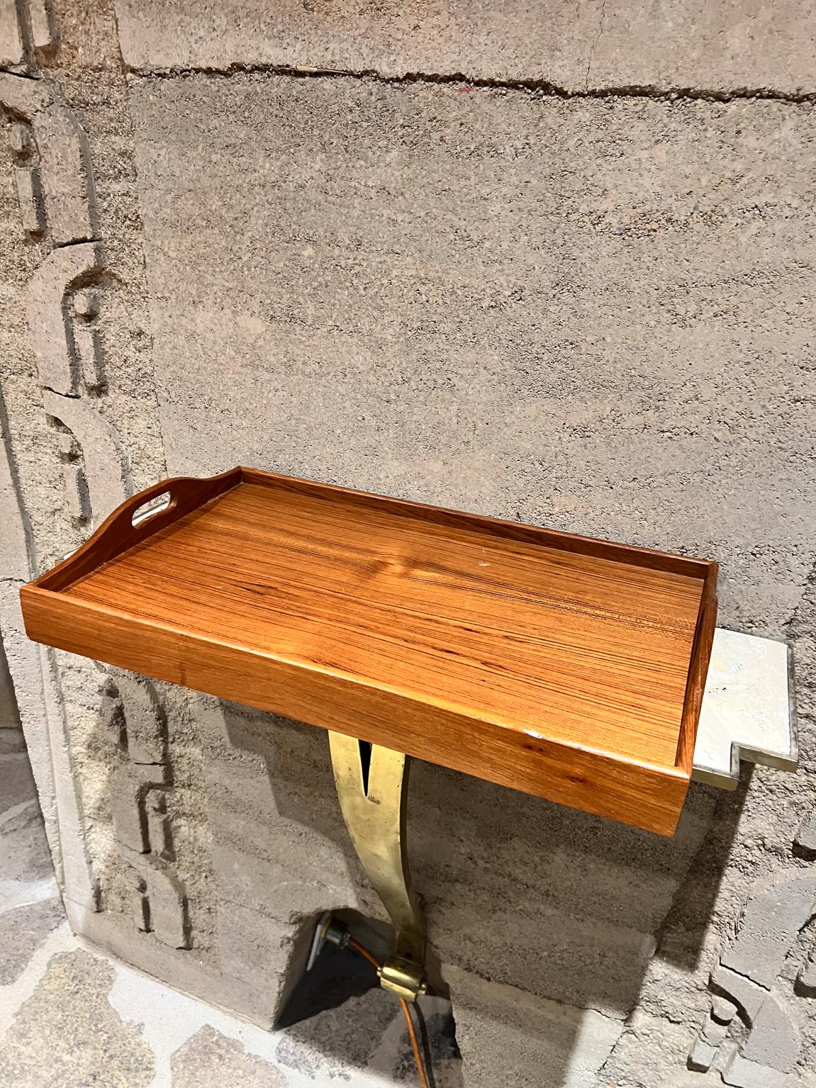 Bandeja de servicio plegable de teca escultórica de los años 60 Bandeja de cama para TV Moderno de mediados de siglo en venta
