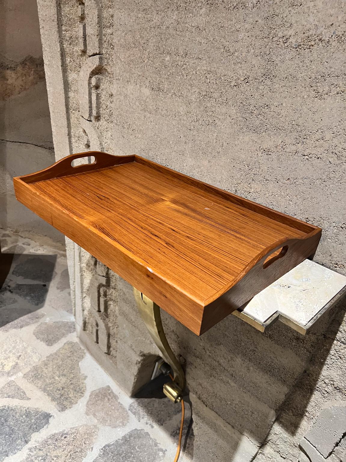 Bandeja de servicio plegable de teca escultórica de los años 60 Bandeja de cama para TV Tailandés en venta