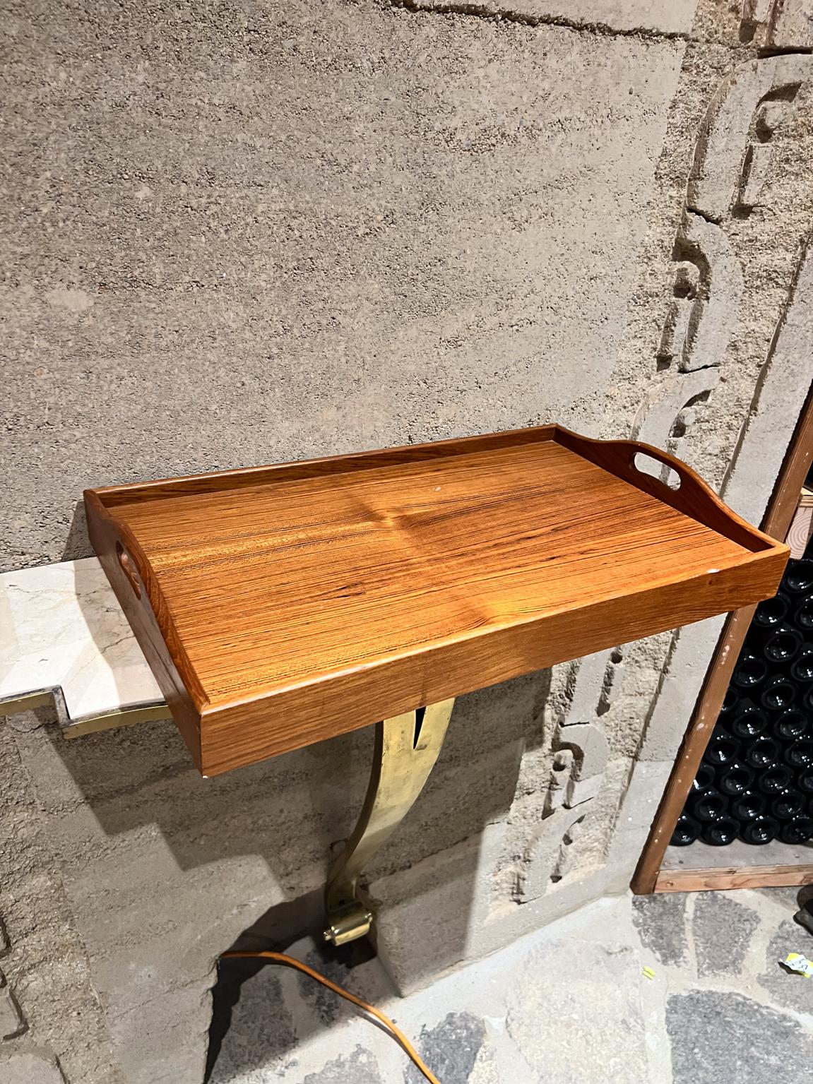 Bandeja de servicio plegable de teca escultórica de los años 60 Bandeja de cama para TV en Bueno estado para la venta en Chula Vista, CA