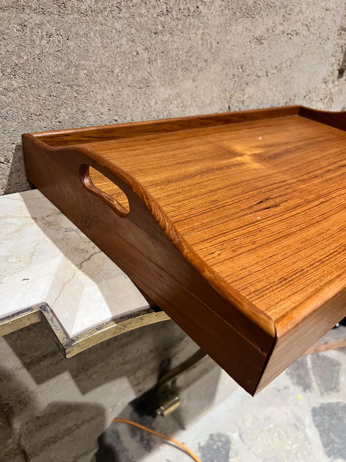 Bandeja de servicio plegable de teca escultórica de los años 60 Bandeja de cama para TV siglo XX en venta