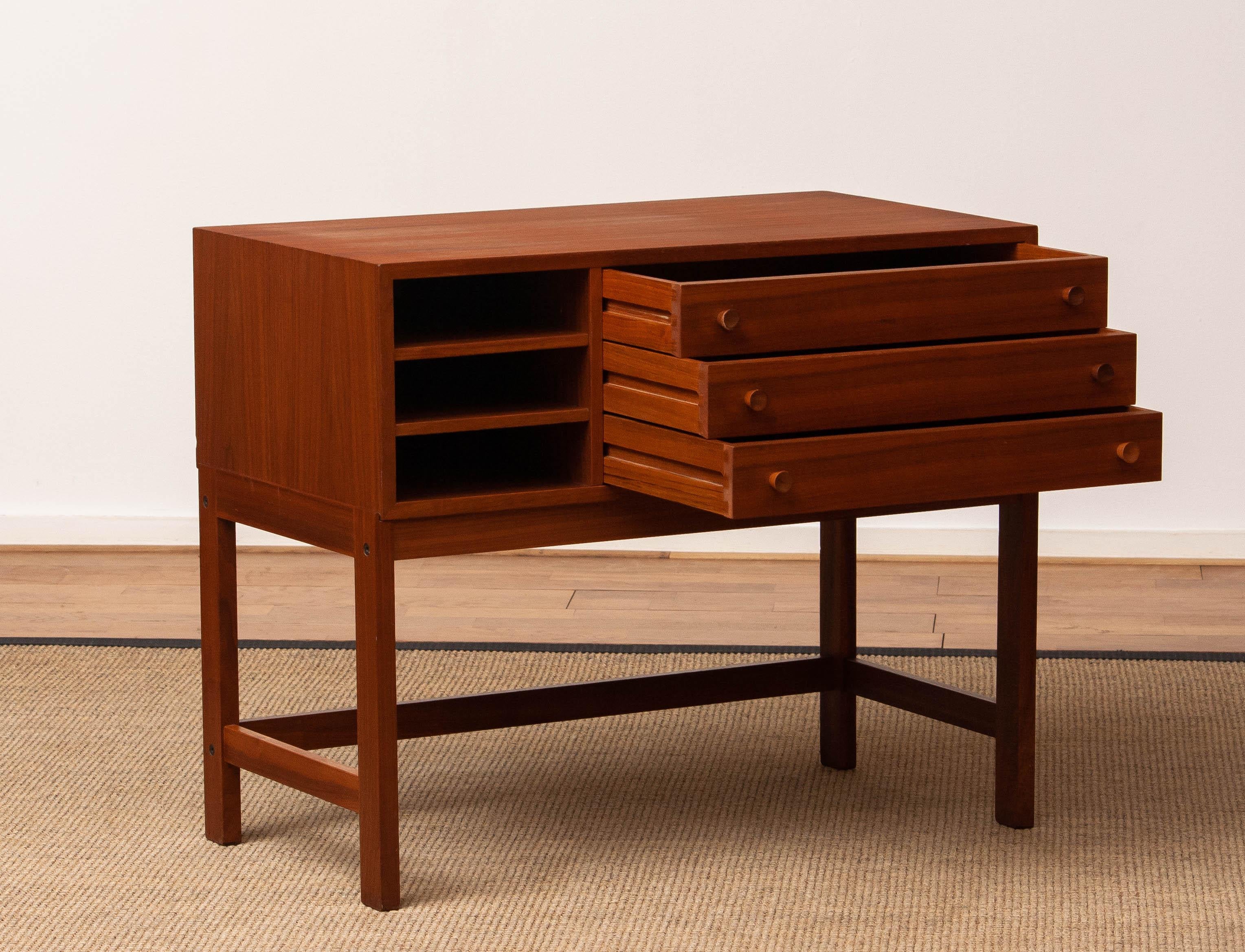 Kleines Sideboard/Anrichte aus Teakholz „Free Standing“, Dänemark, 1960er Jahre (Buchenholz) im Angebot