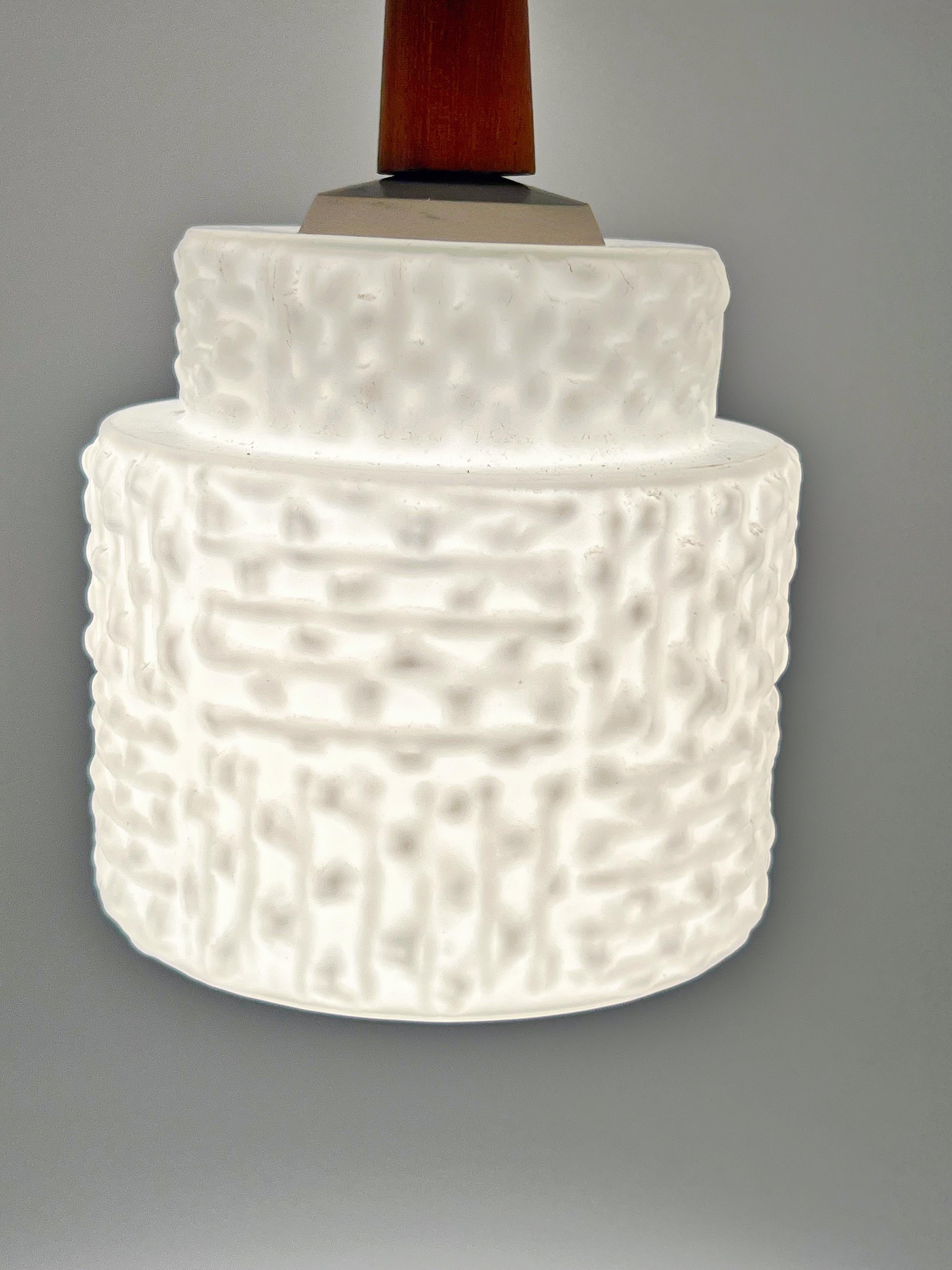 Lampe suspendue scandinave design en teck et verre des années 1960, Suède en vente 3