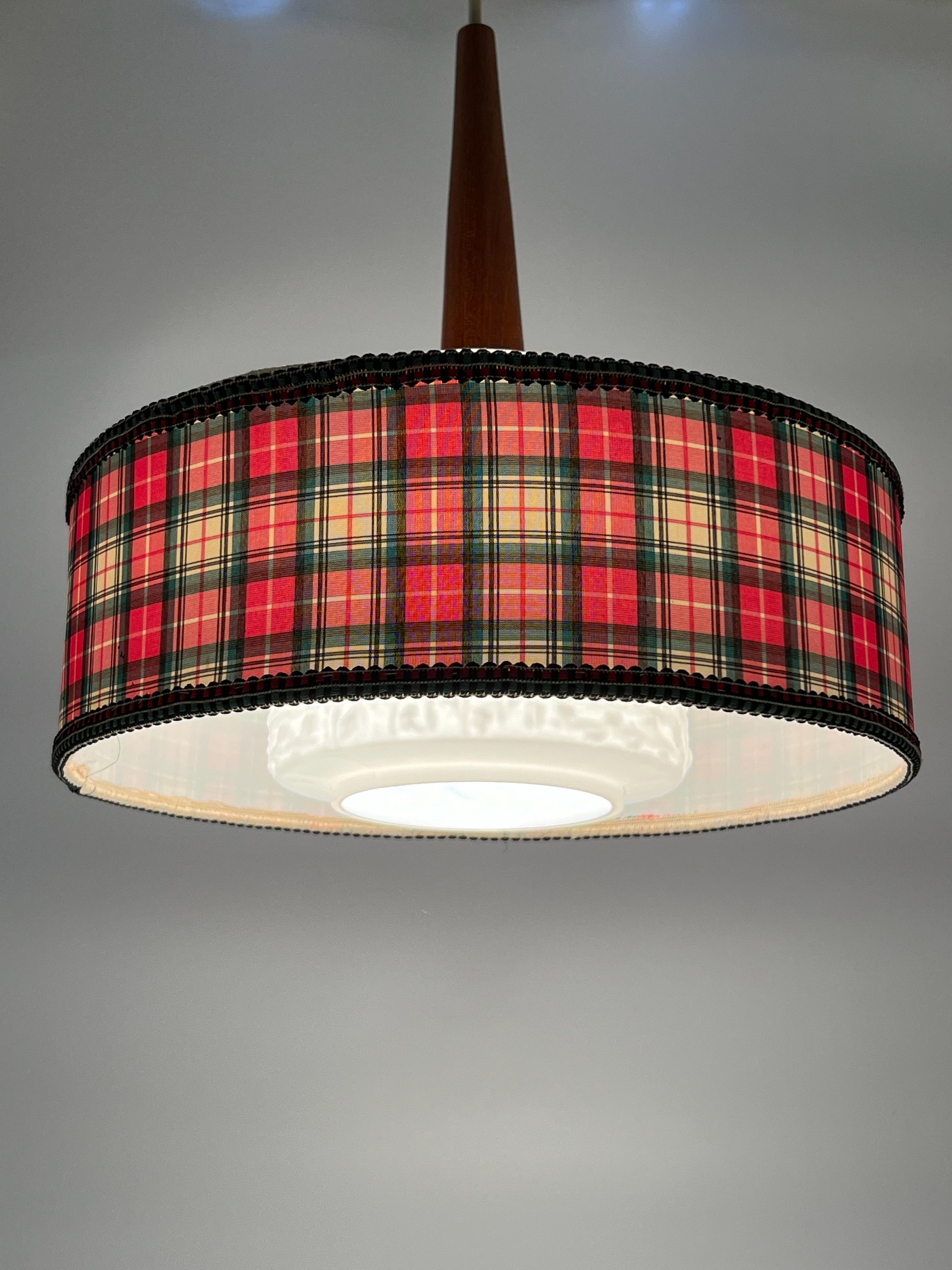 Lampe suspendue scandinave design en teck et verre des années 1960, Suède en vente 5