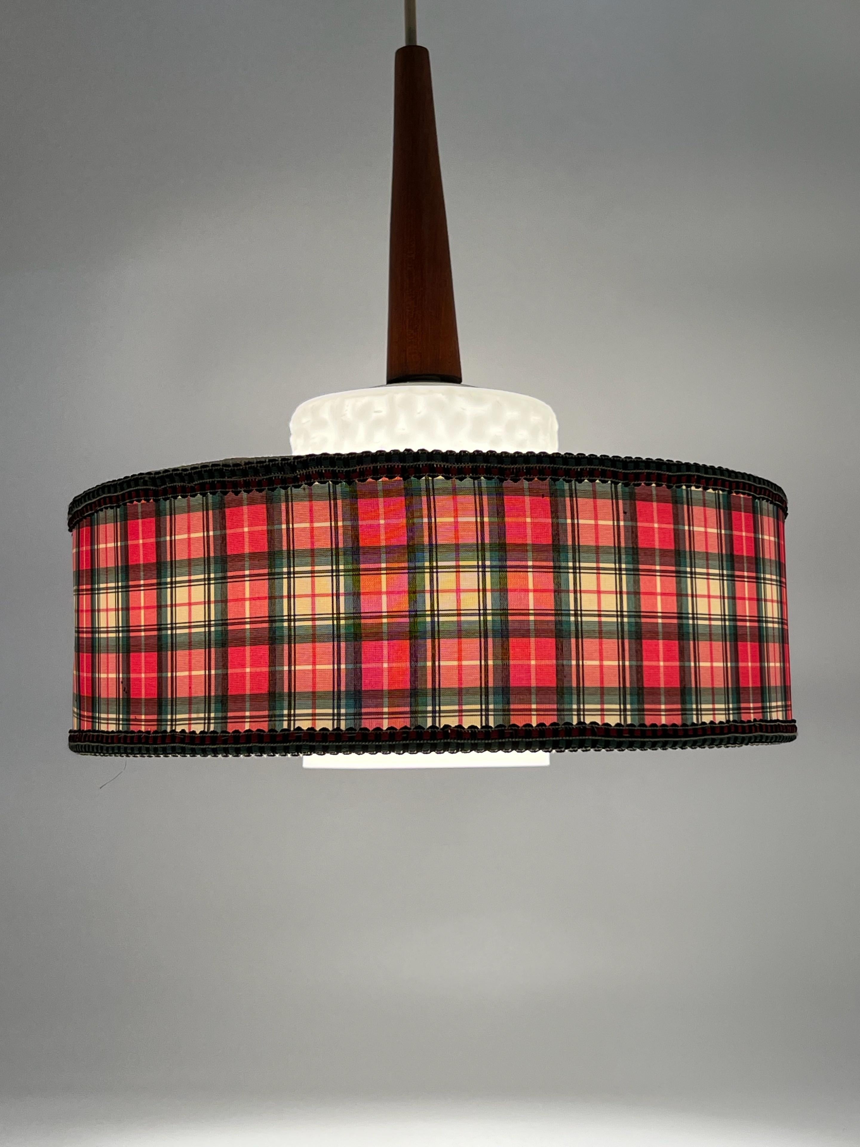 Lampe suspendue scandinave design en teck et verre des années 1960, Suède en vente 6