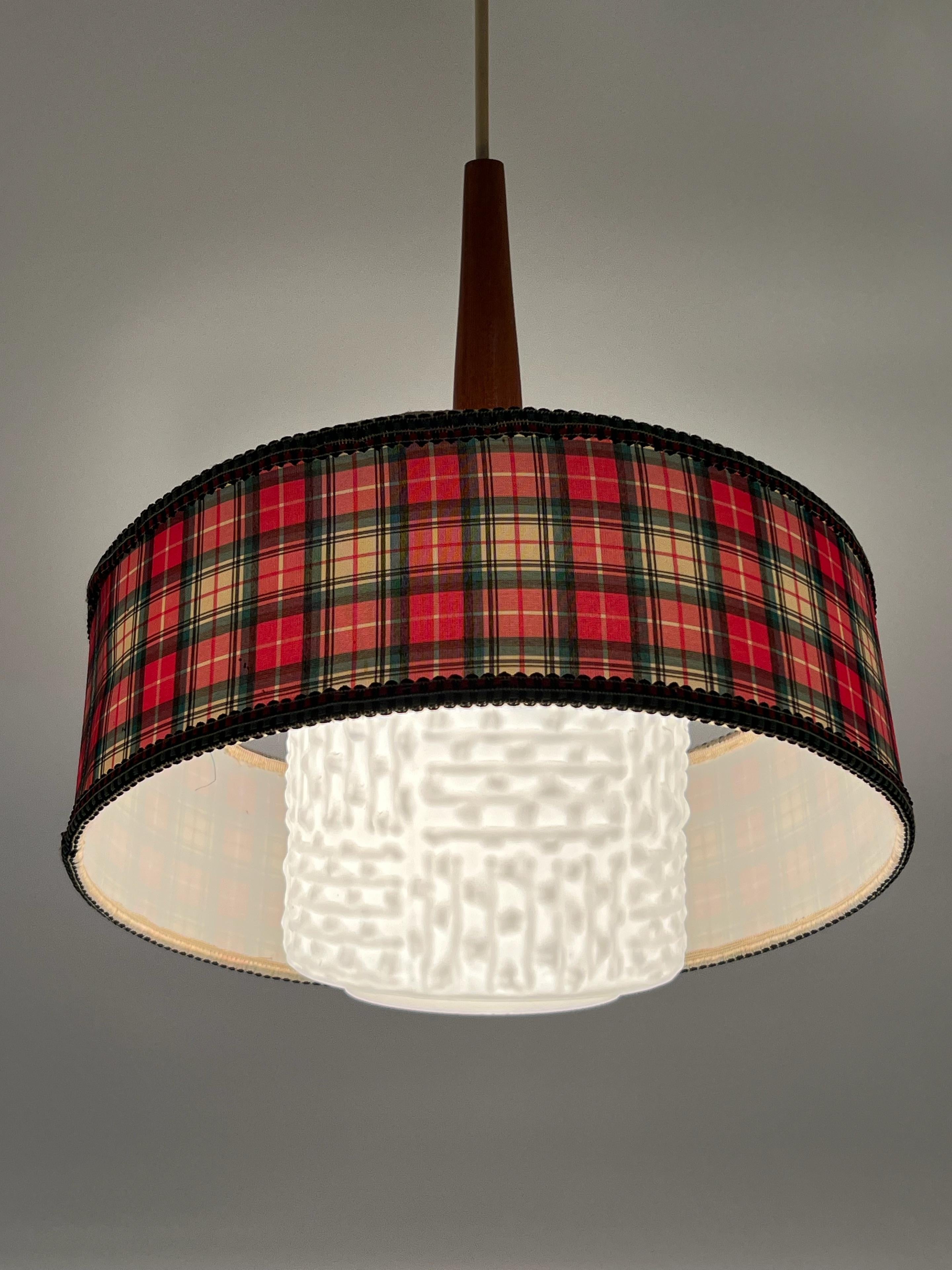 Lampe suspendue scandinave design en teck et verre des années 1960, Suède en vente 7