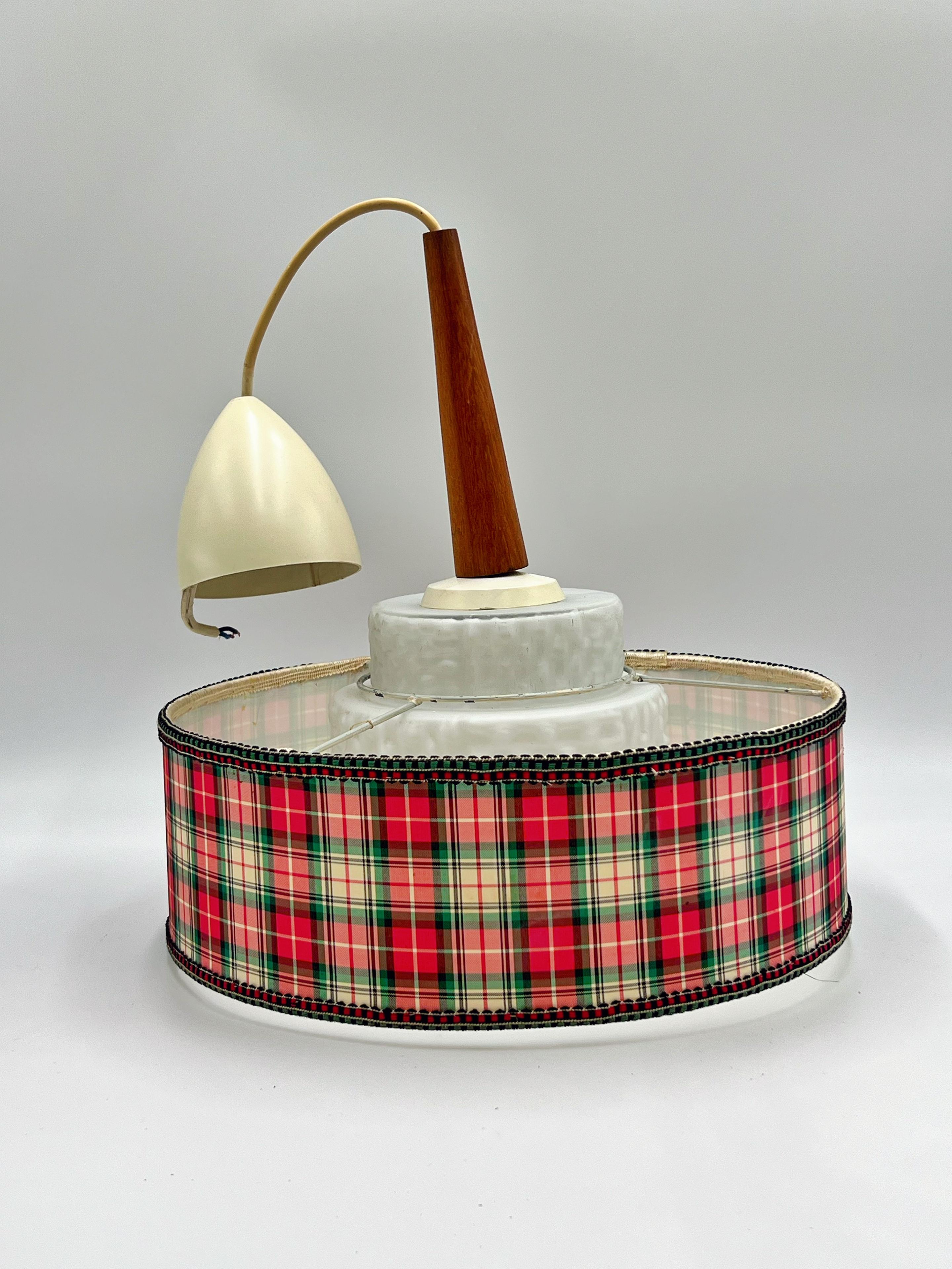 Lampe suspendue scandinave design en teck et verre des années 1960, Suède en vente 9