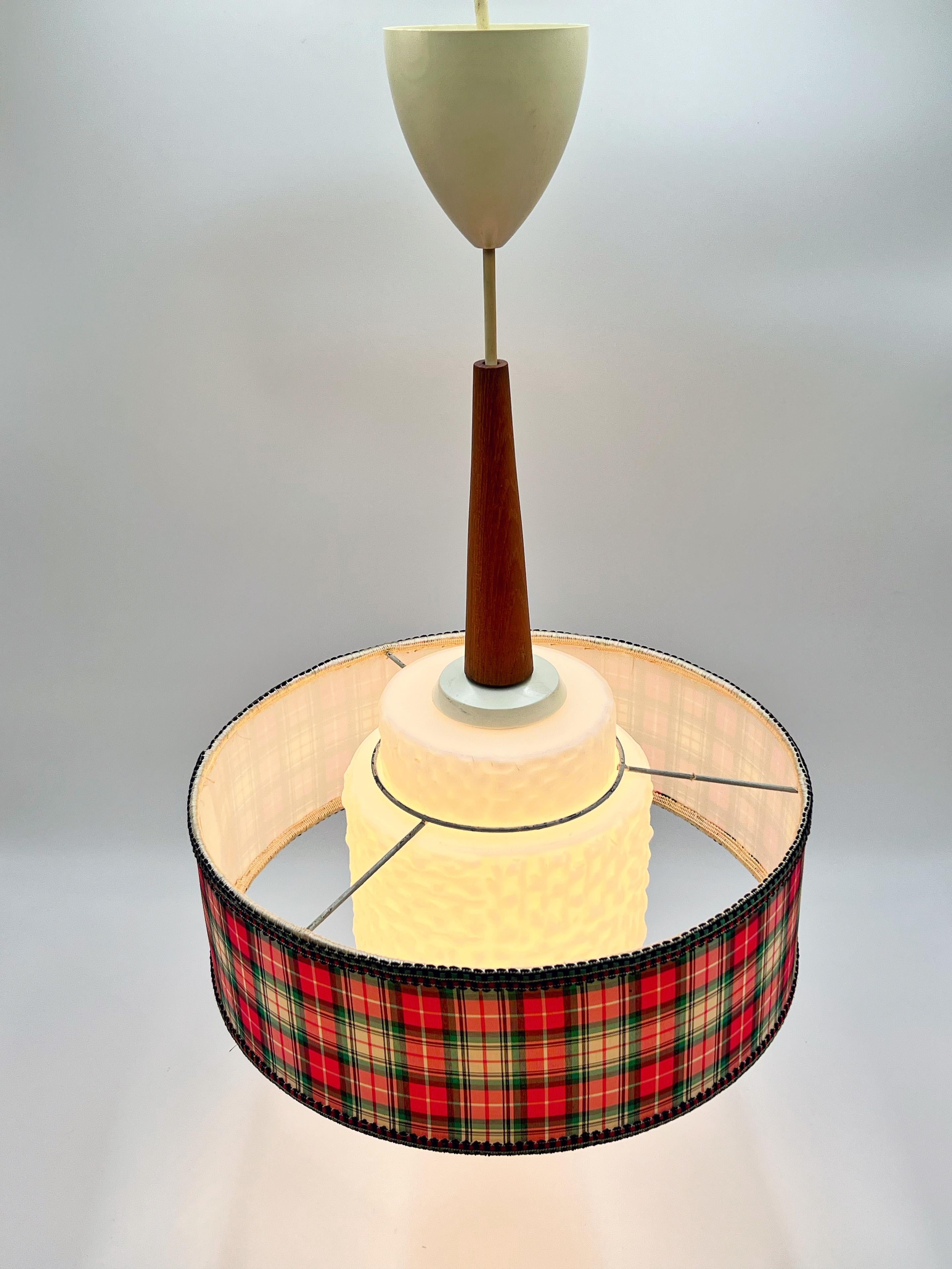 **Lampe suspendue The Modern Scandinavian Scandinavian Mid-Century Modern des années 60**.  

Ajoutez une élégance intemporelle à votre intérieur avec cette lampe suspendue scandinave des années 1960, un bel exemple du design moderniste suédois.