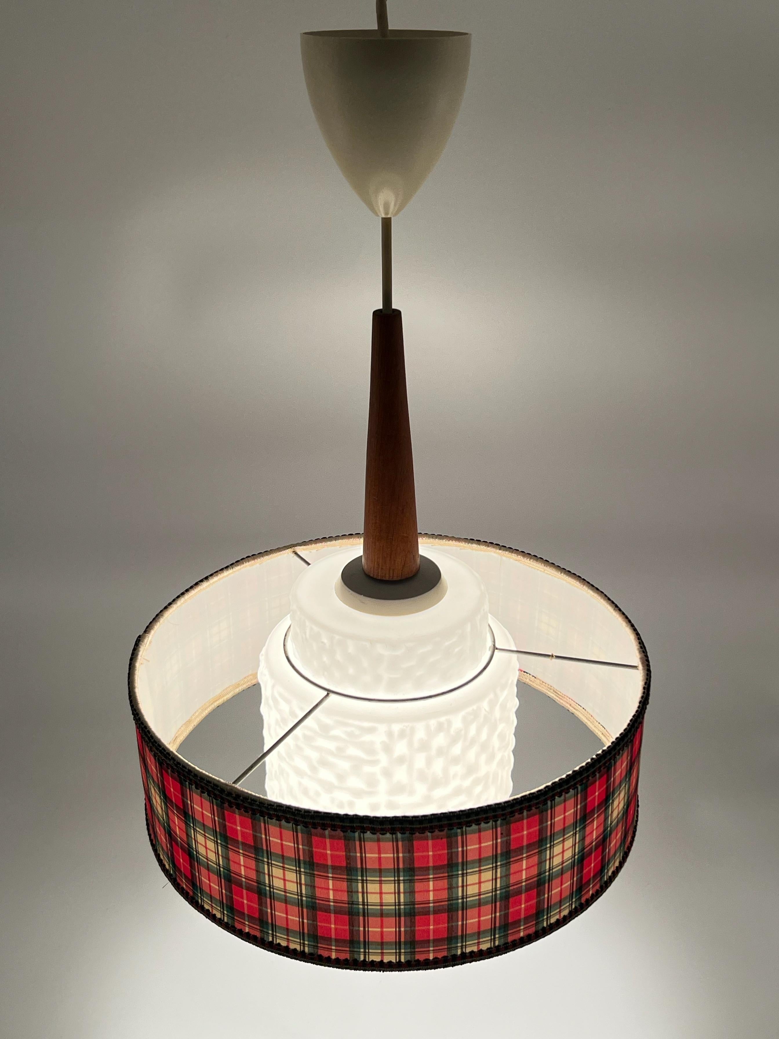 Scandinave moderne Lampe suspendue scandinave design en teck et verre des années 1960, Suède en vente