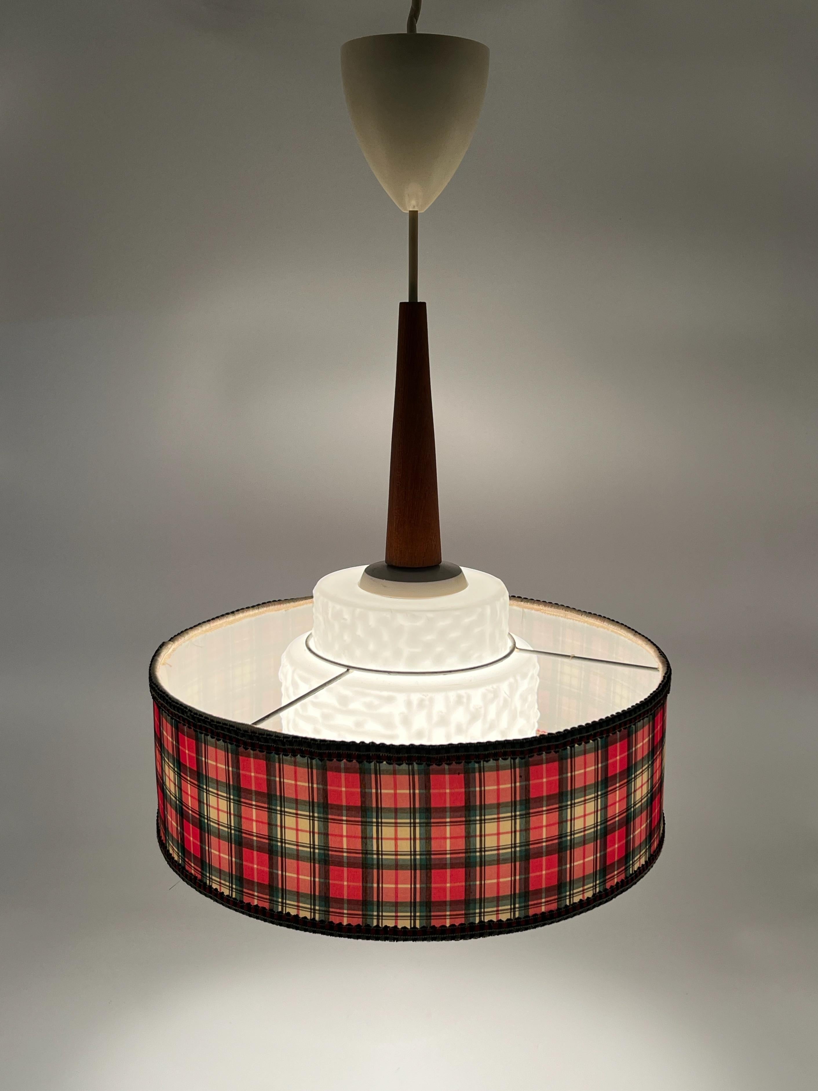 Suédois Lampe suspendue scandinave design en teck et verre des années 1960, Suède en vente