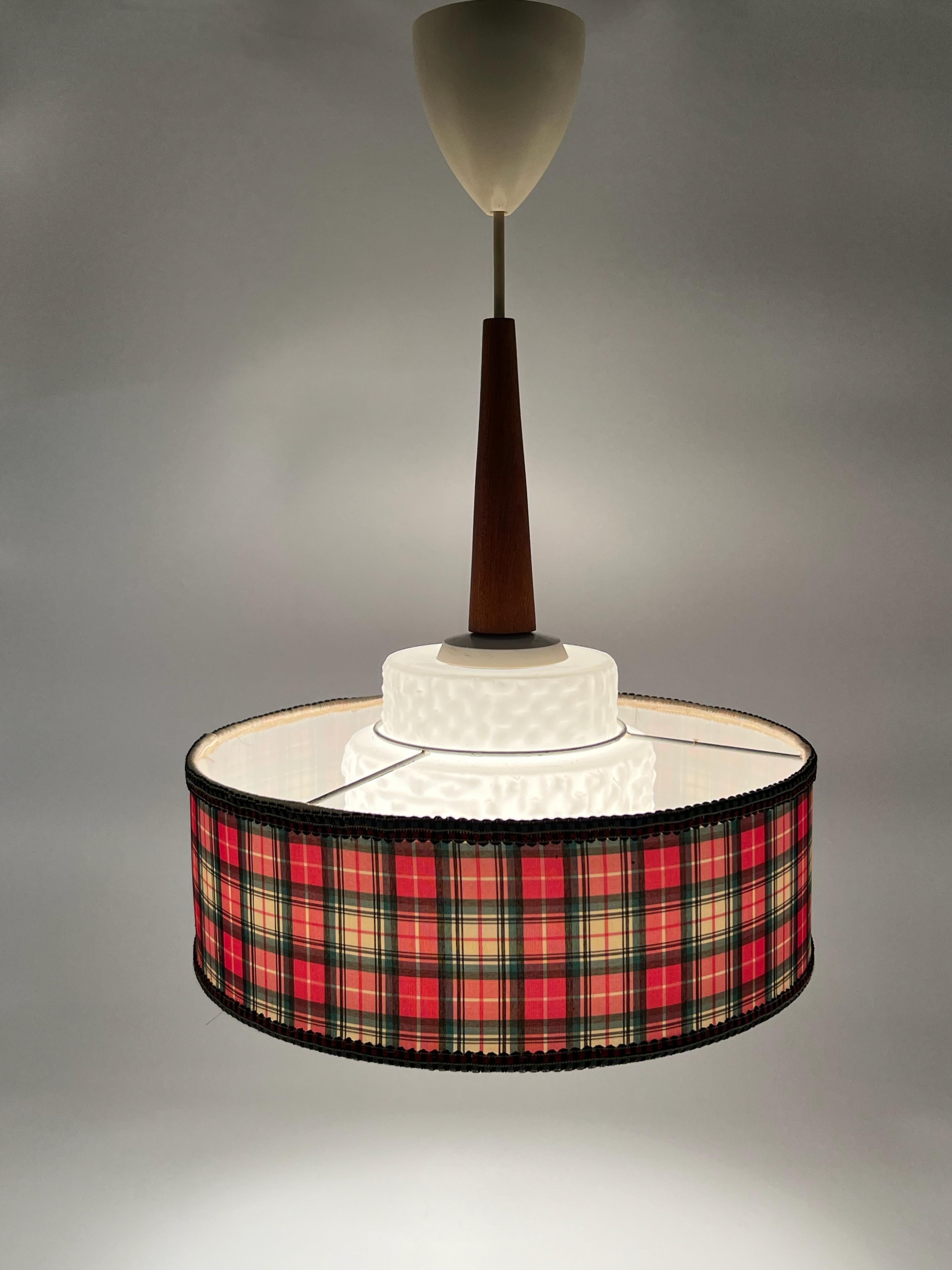 Lampe suspendue scandinave design en teck et verre des années 1960, Suède Bon état - En vente à Skien, NO