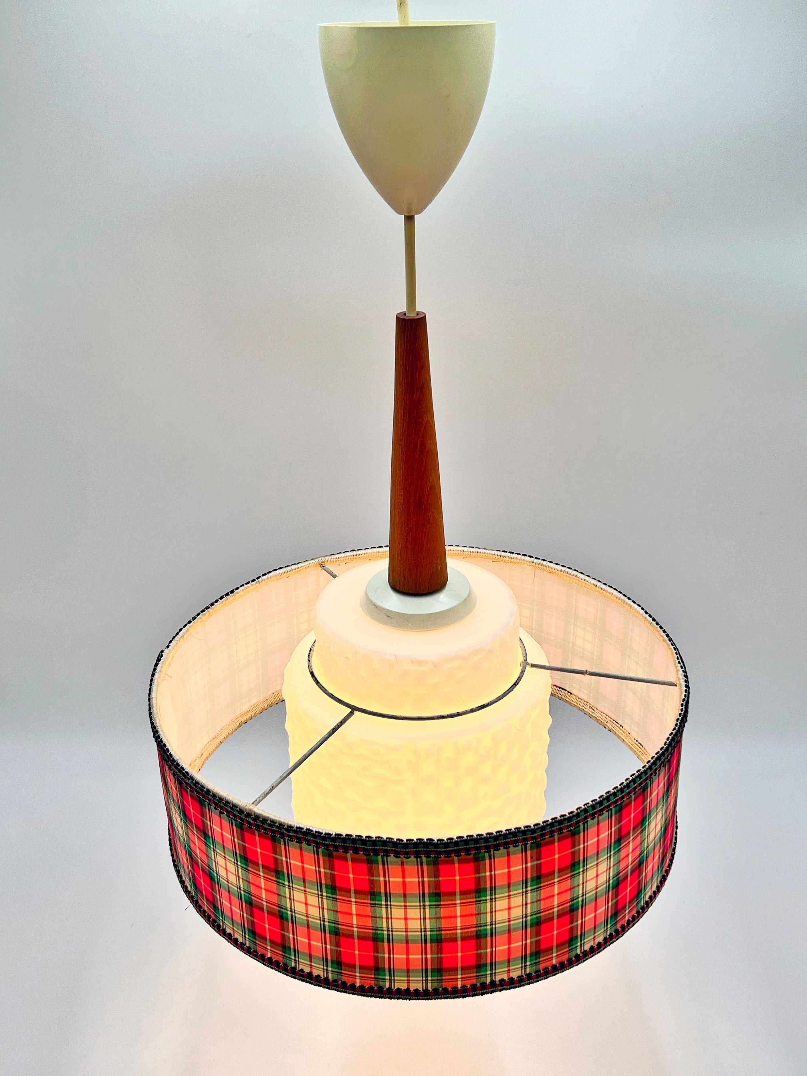 20ième siècle Lampe suspendue scandinave design en teck et verre des années 1960, Suède en vente