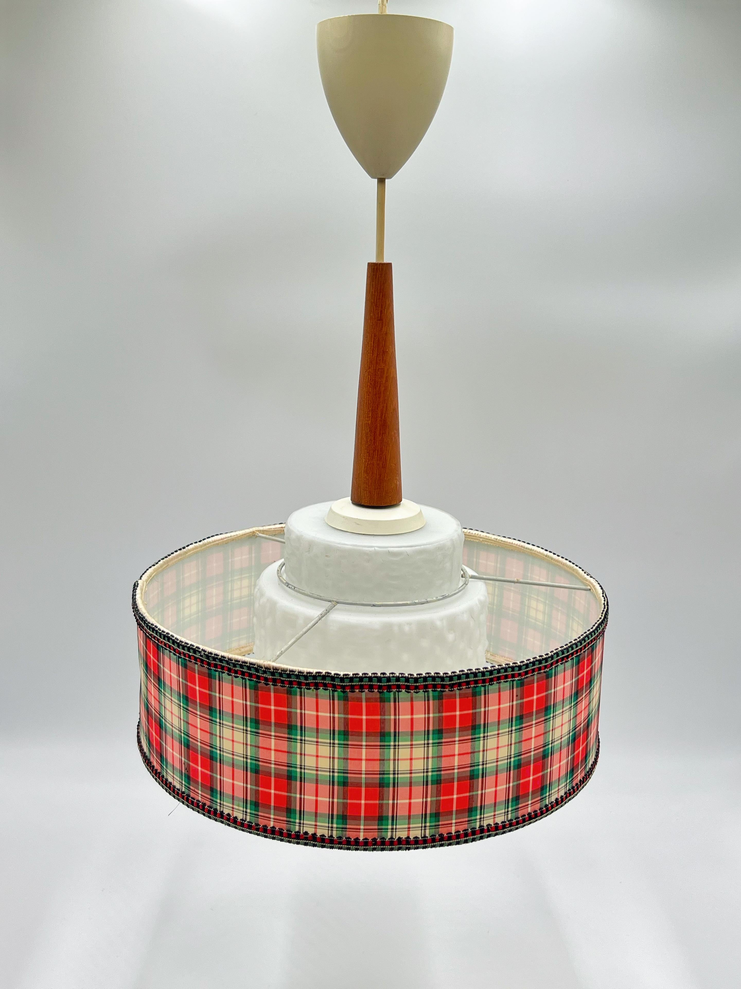 Textile Lampe suspendue scandinave design en teck et verre des années 1960, Suède en vente
