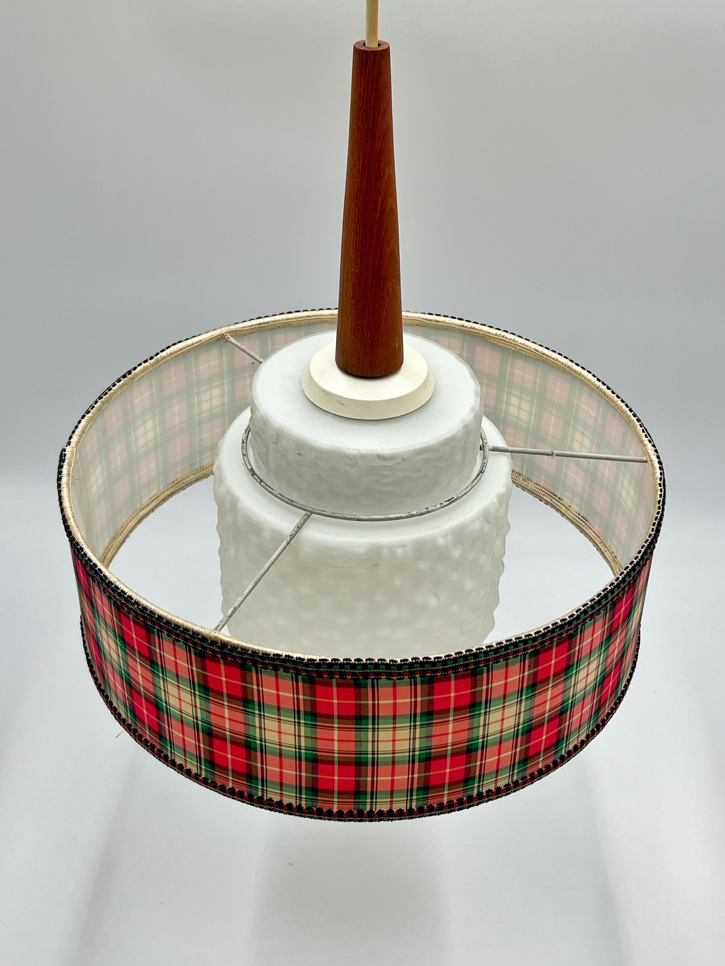 Lampe suspendue scandinave design en teck et verre des années 1960, Suède en vente 1