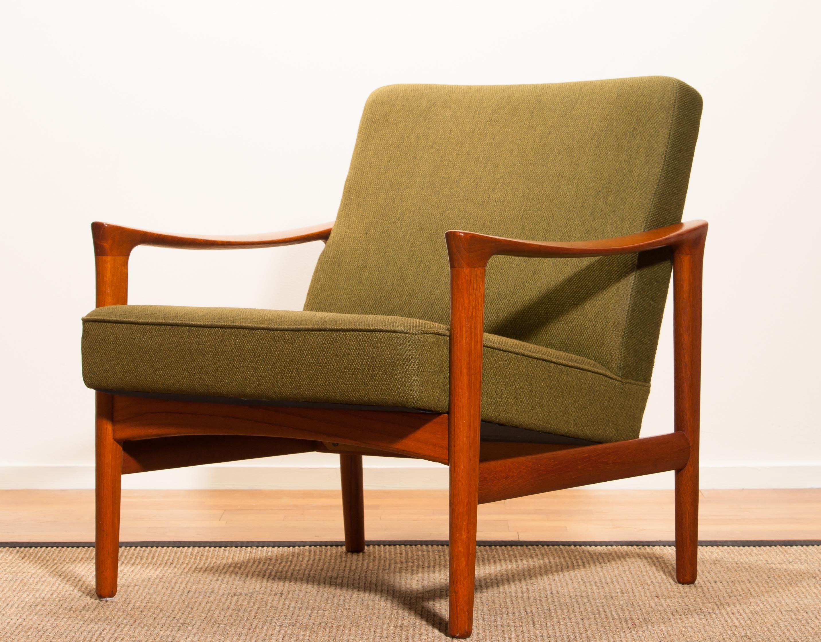 A beautiful lounge chair designed by Erik Wørts and produced by Bröderna Andersson Sweden.
This chair is made of teak with a green fabric upholstery.
It is in very good condition.
Period 1960-1969.
Dimensions: H 73 cm, W 70 cm, D 70 cm, SH 42