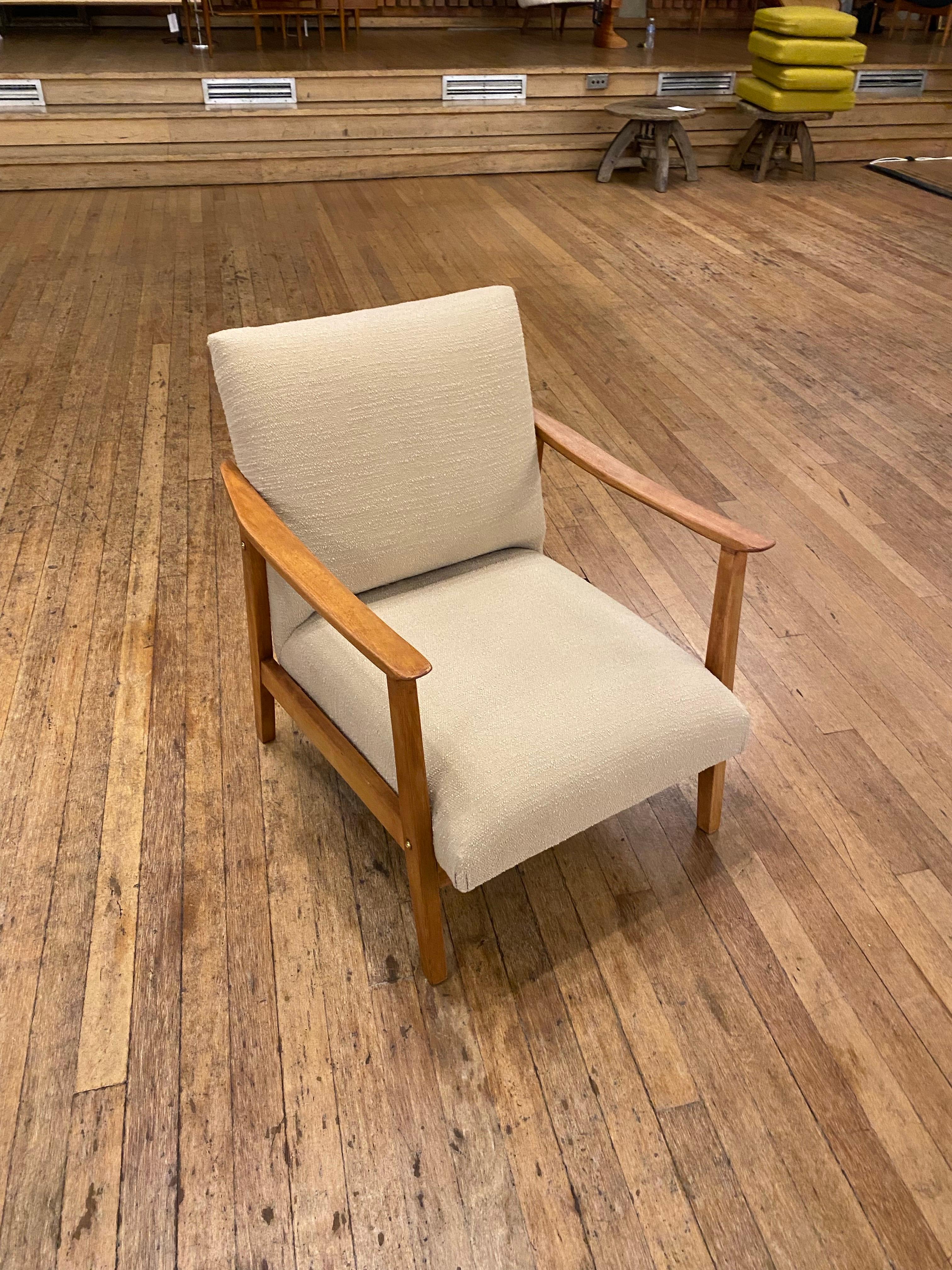 Ein klassischer skandinavischer Sessel aus der Mitte des Jahrhunderts mit einem Gestell aus Teakholz.  
Der Teakholzrahmen wurde wunderschön restauriert, wobei die spitz zulaufenden Kurven hervorgehoben wurden. Die Polsterung ist fachmännisch in