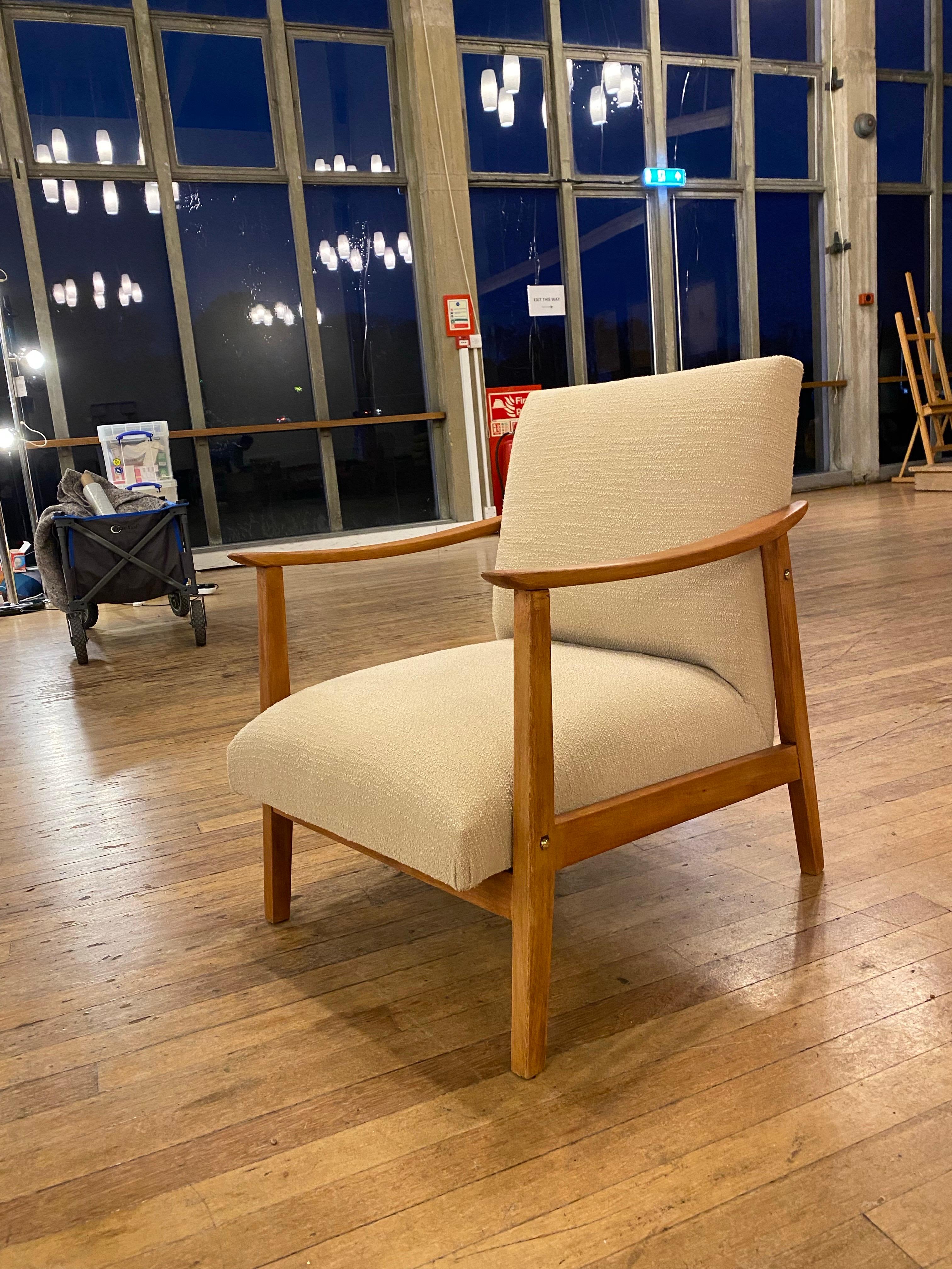 1960s Teak Midcentury Modern Armchair Wool Neutral Danish Scandinavian Chair im Zustand „Gut“ im Angebot in London, GB