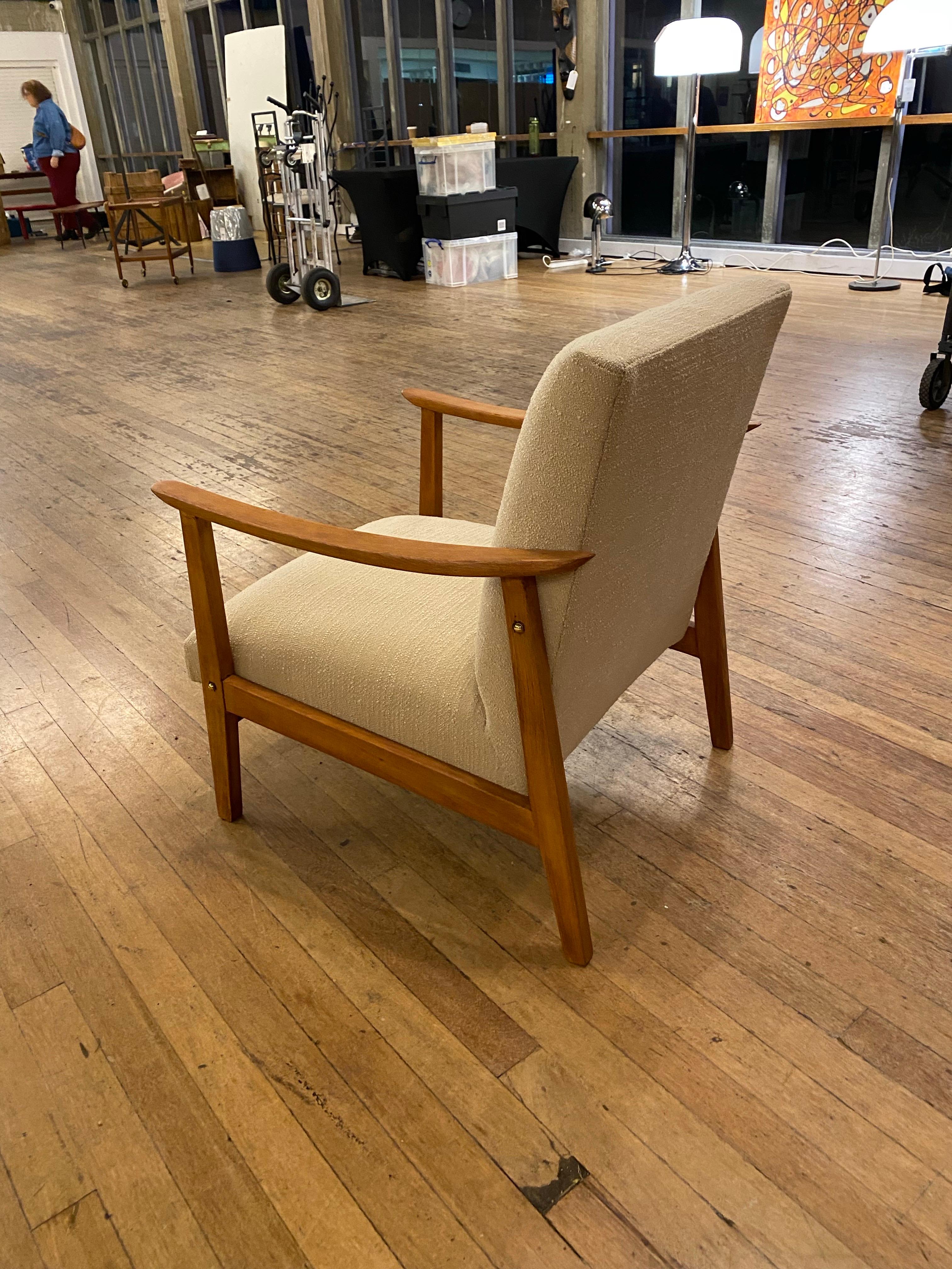 1960s Teak Midcentury Modern Armchair Wool Neutral Danish Scandinavian Chair (Mitte des 20. Jahrhunderts) im Angebot