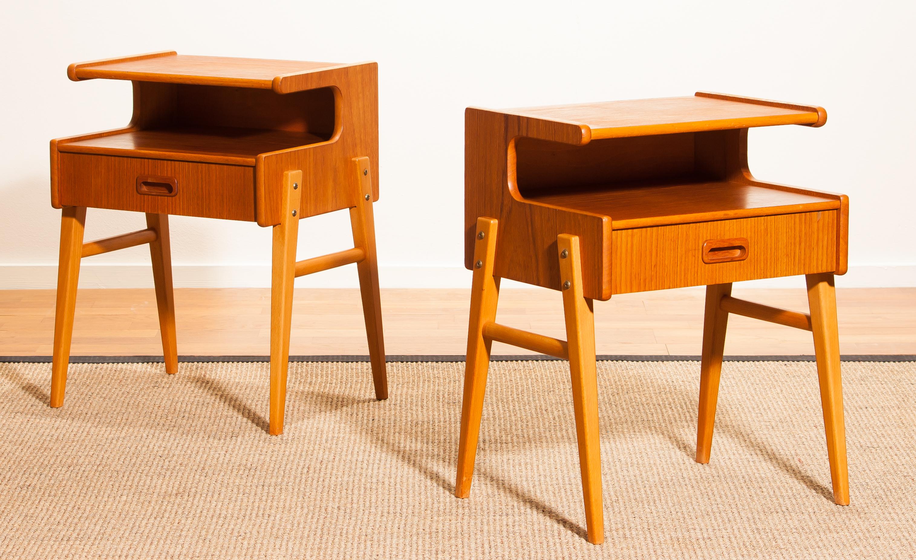 A pair of two lovely bedside tables in beautiful ‘C’ shape.
These tables are made of teak.
Each table has a drawer.
They are in very nice condition.
Period, 1960s.
Dimensions: H 54 cm, W 40 cm, D 33 cm.