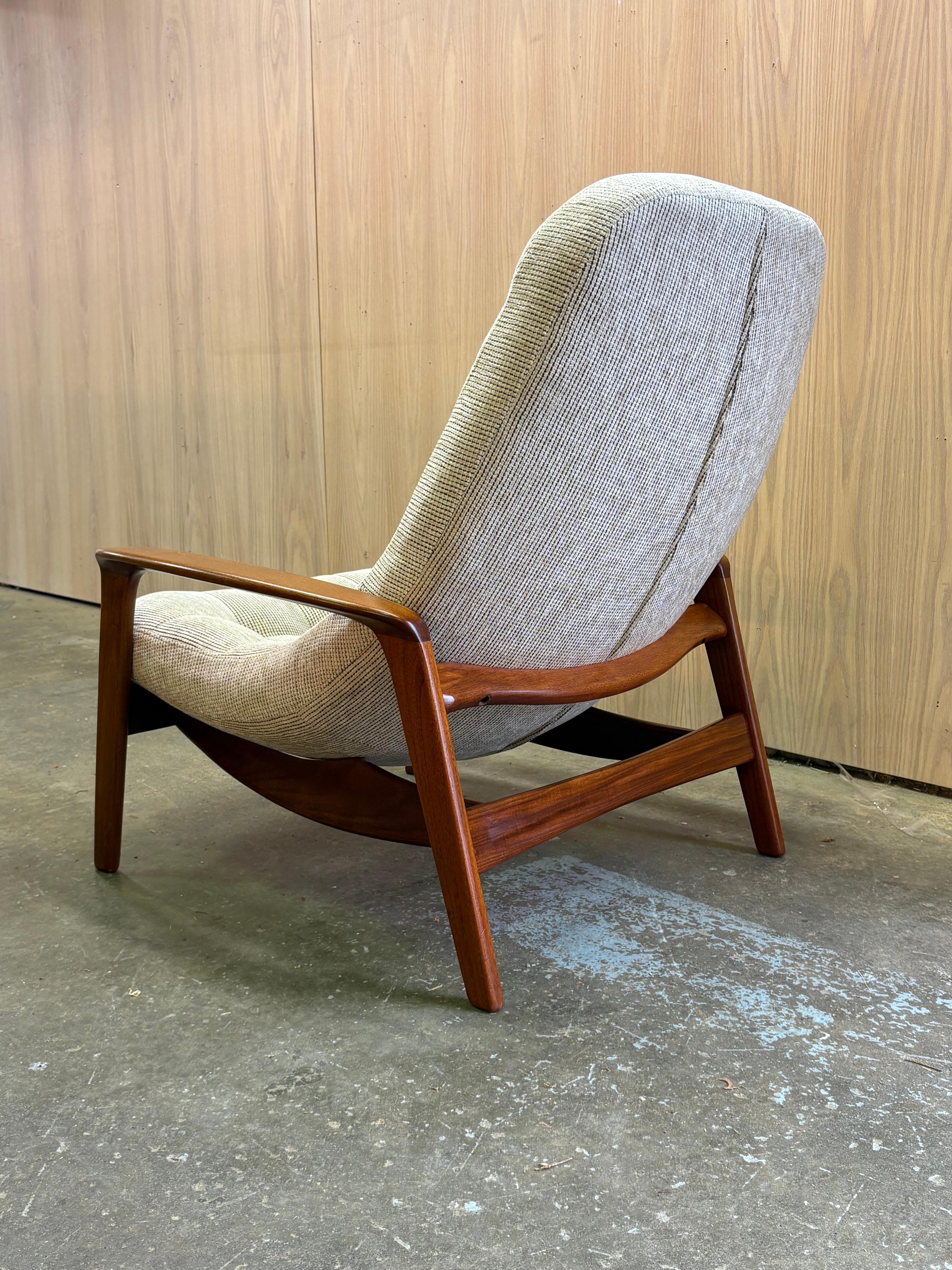 1960s Teak R Huber Scoop Lounge Stuhl im Zustand „Hervorragend“ im Angebot in Victoria, BC